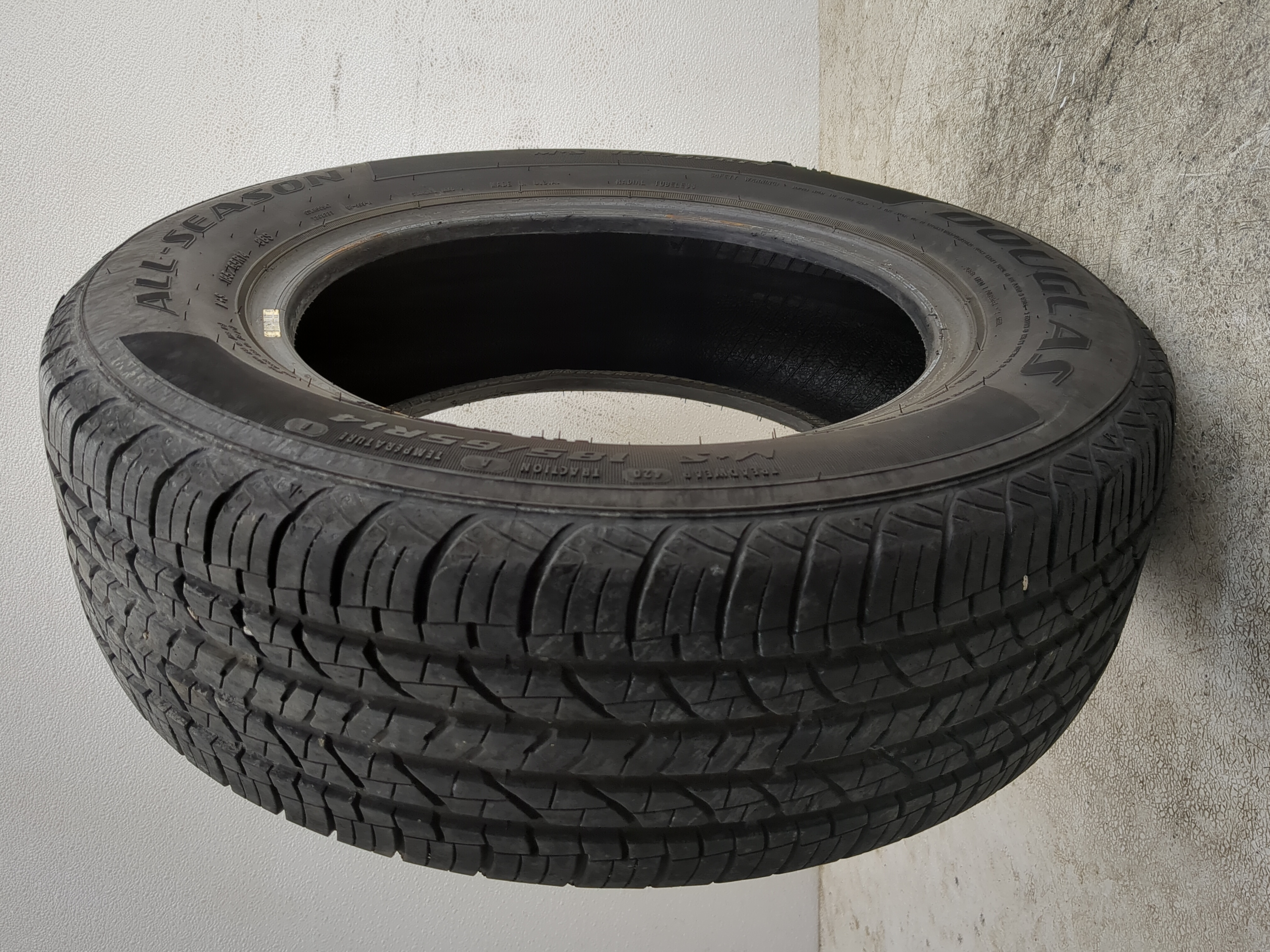 Picture of Used Tire 185/65R14 DOUGLAS ALL SEASON 86S - Tread Depth 7/32