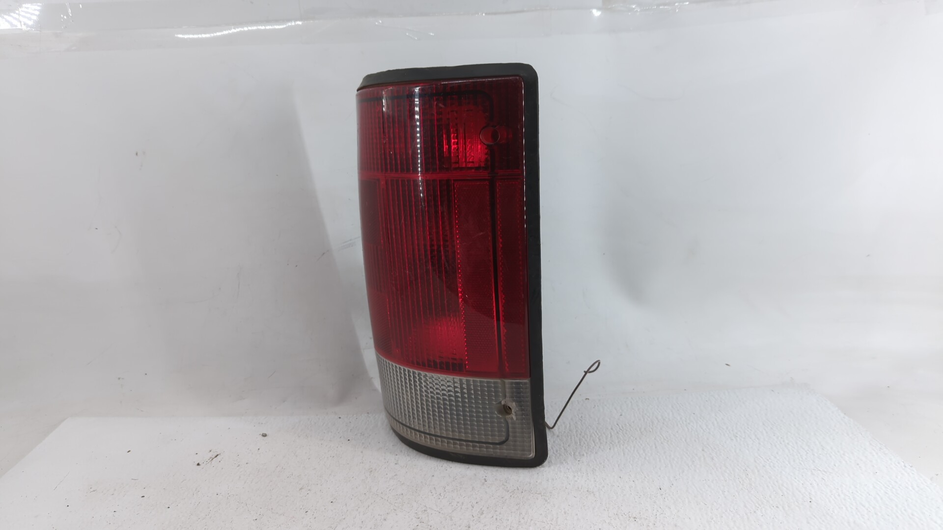 2005-2014 Ford E-150 Driver Left Side Tail Light Taillight Oem 298352 - Oemusedautoparts1.com