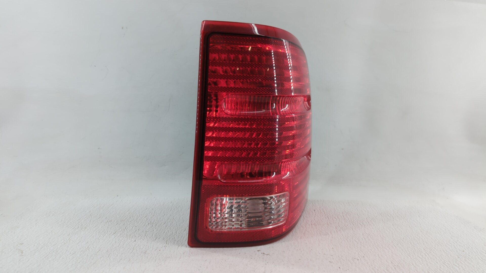 2002-2005 Ford Explorer Passenger Right Side Tail Light Taillight Oem 300836 - Oemusedautoparts1.com