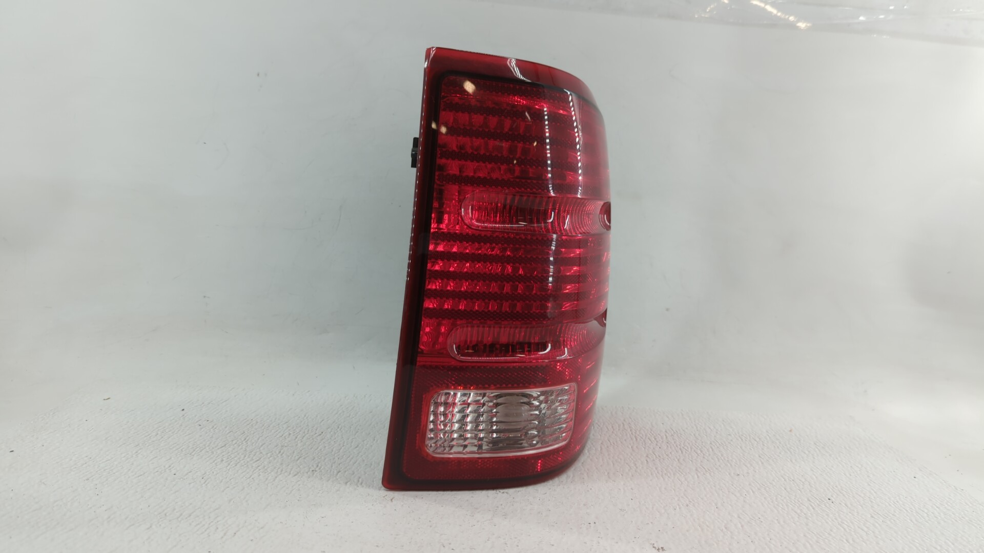 Picture of 2002-2005 Ford Explorer Passenger Right Side Tail Light Taillight Oem 301565