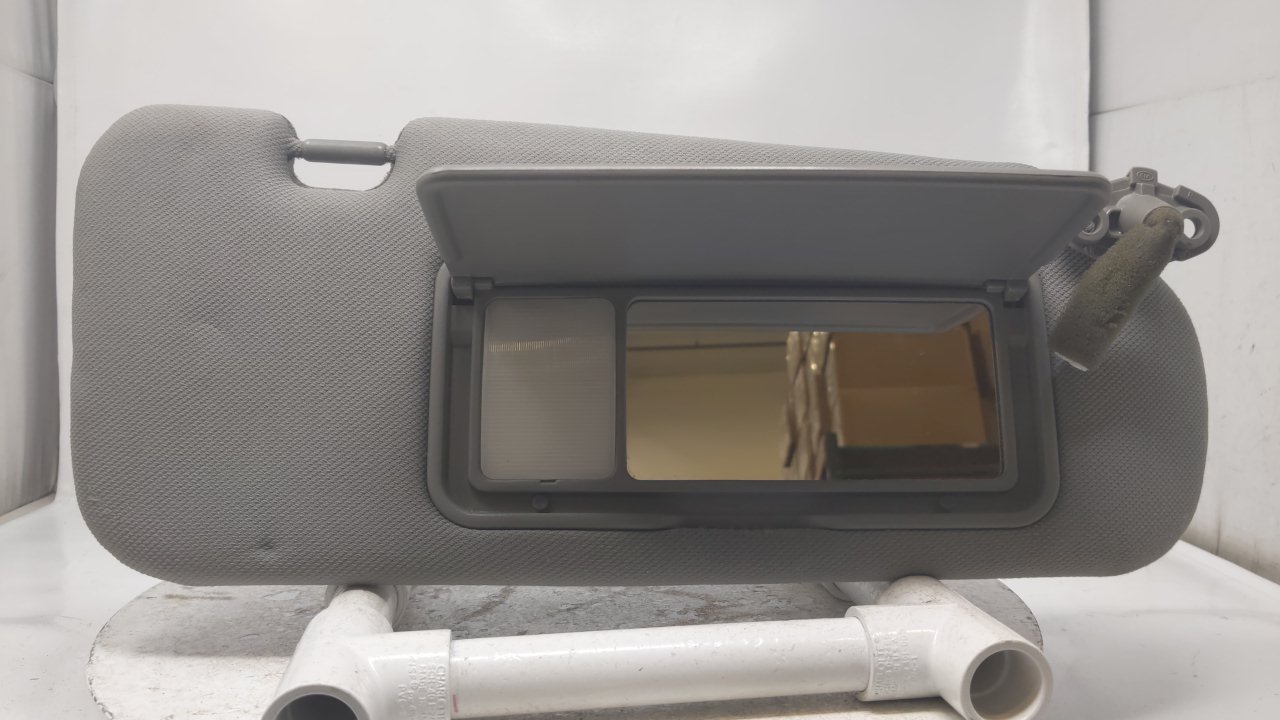 2003-2009 Kia Sorento Passenger Side Sun Visor Sunvisor Gray R8S8B25 - Oemusedautoparts1.com