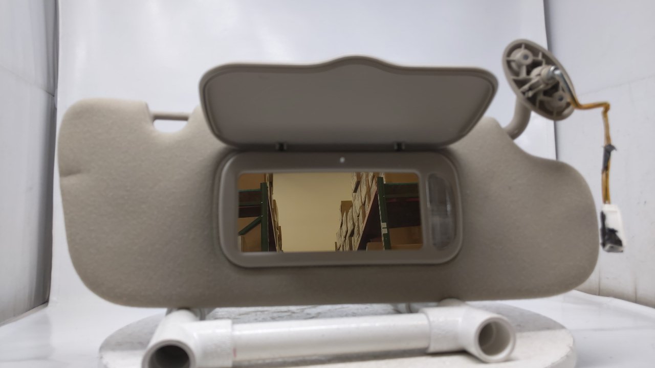 2002-2004 Jeep Liberty Passenger Side Sun Visor Sunvisor Shade Tan R8S10B09 - Oemusedautoparts1.com