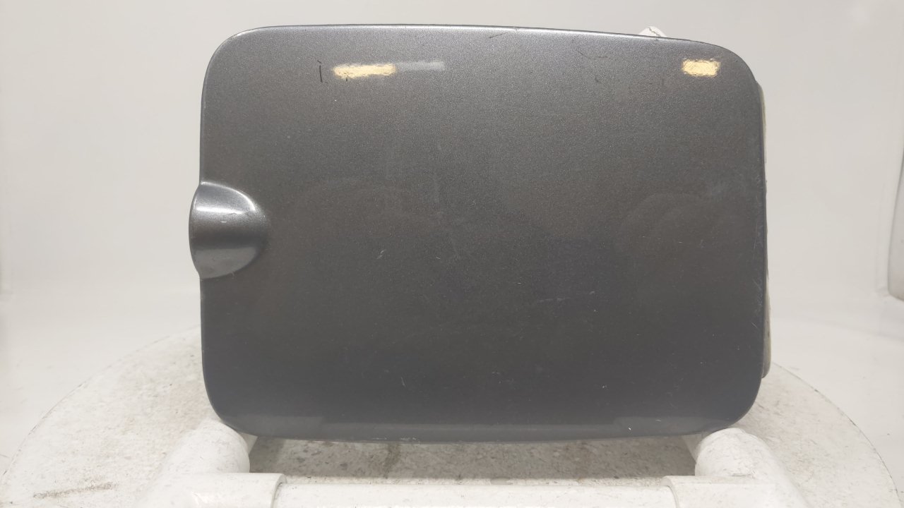 2003-2006 Kia Sorento Fuel Tank Door Lid Gas Tank R8S19B17 - Oemusedautoparts1.com