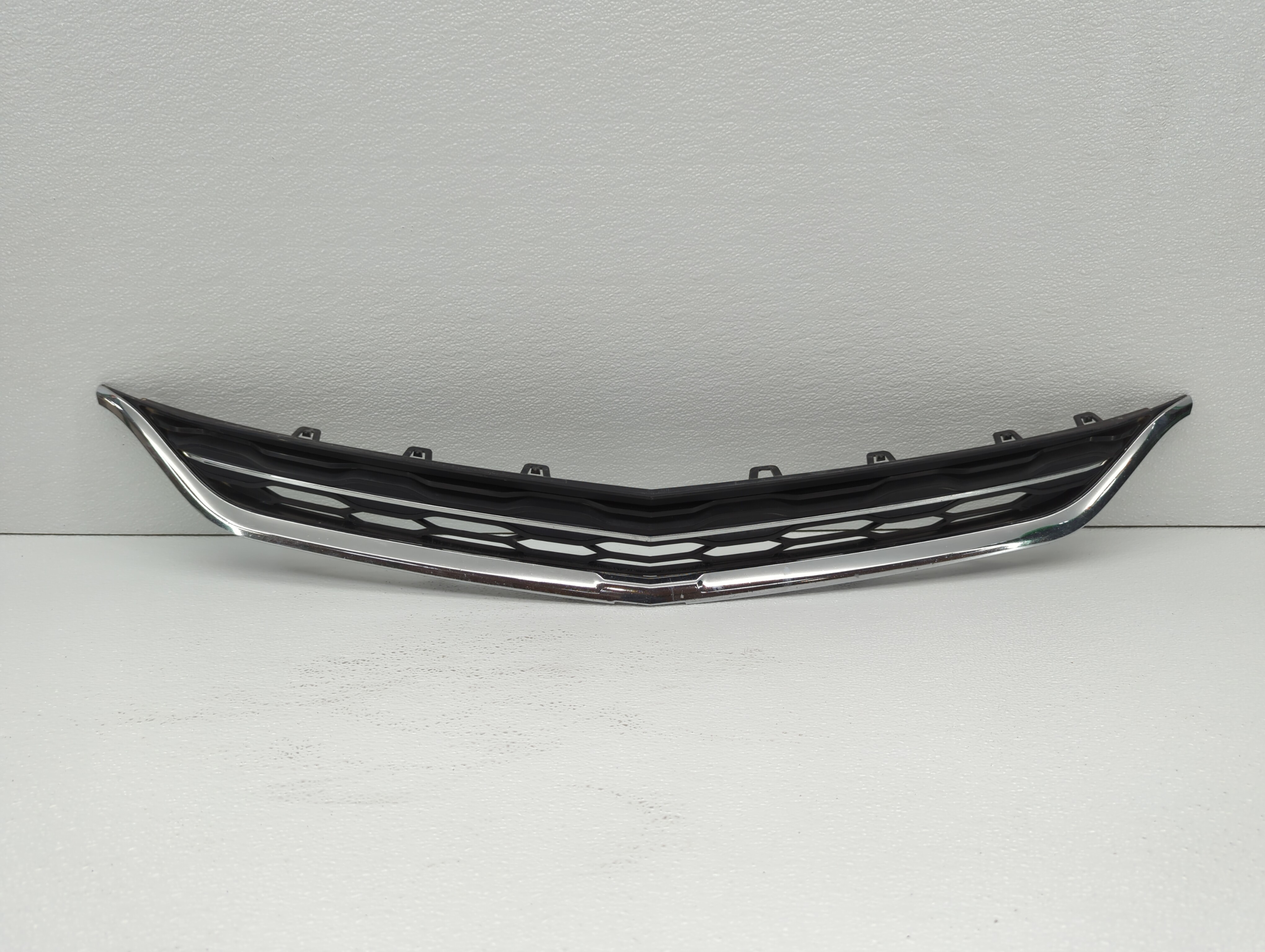 Picture of 2016-2018 Chevrolet Malibu Front Bumper Grille Cover 371907