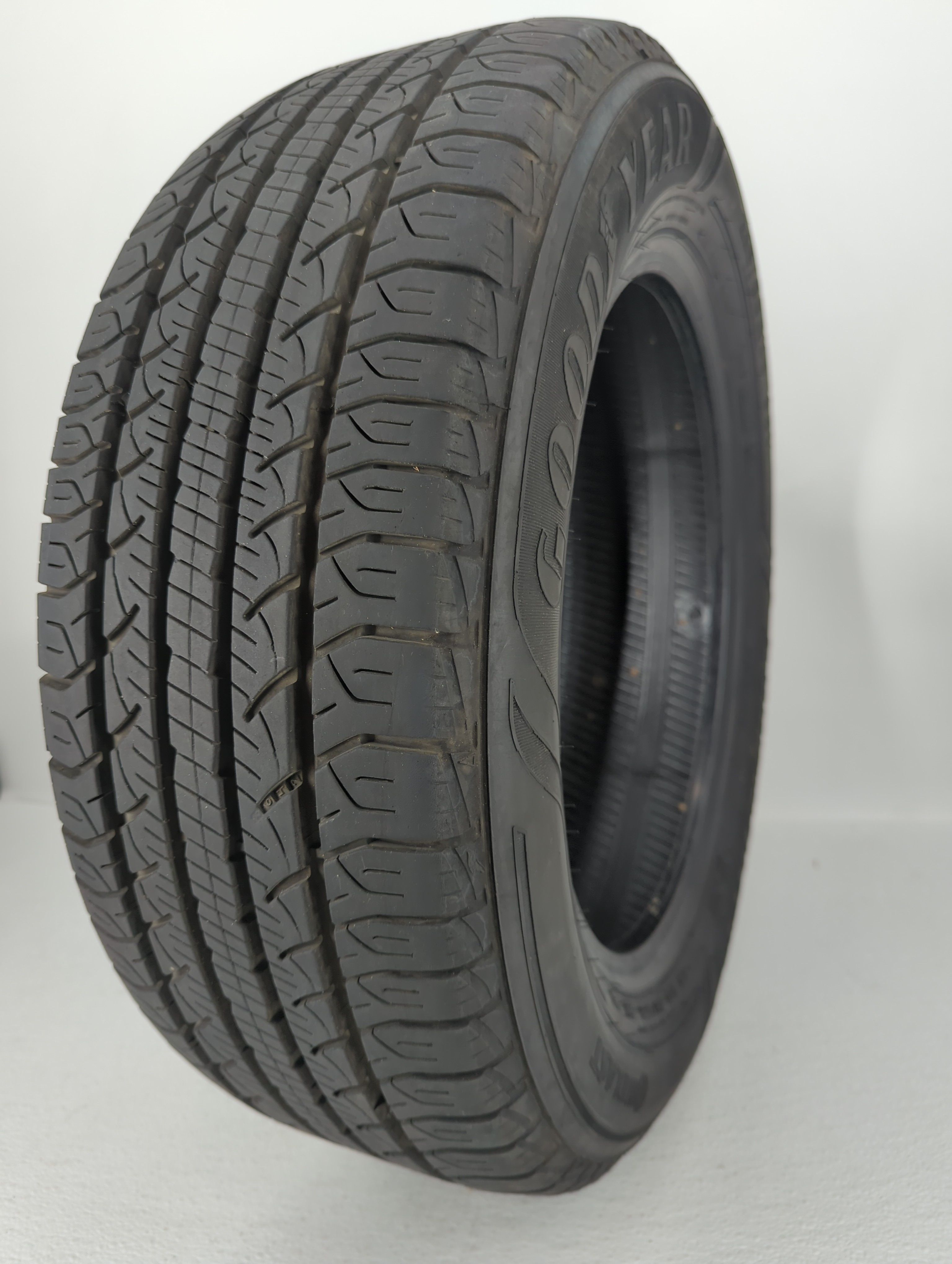 Used Tire 215/60R16 GOODYEAR ASSURANCE OUTLAST 95V All Season - Tread Depth 8/32 - Oemusedautoparts1.com