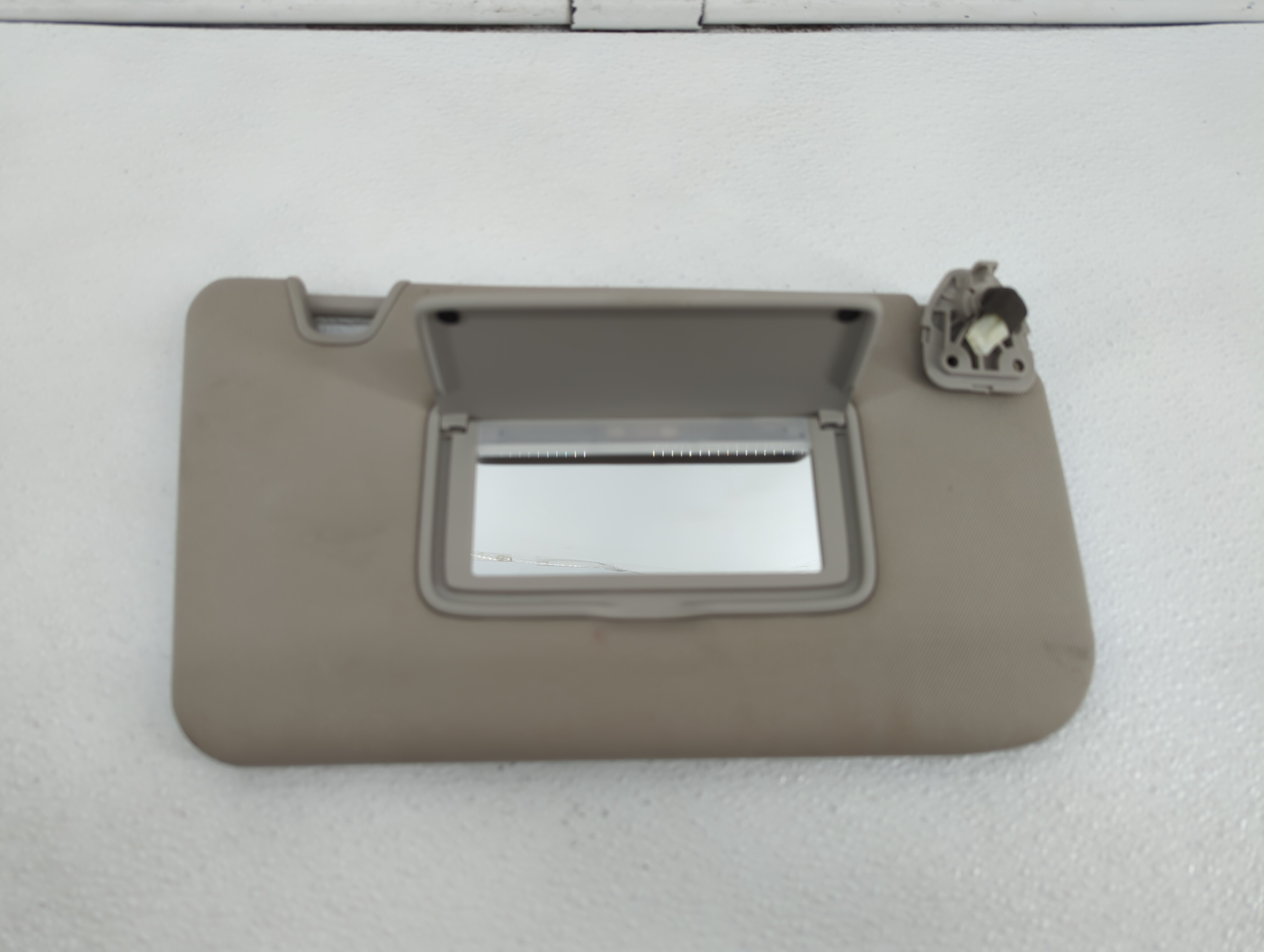2014-2017 Nissan Rogue Passenger Sun Visor Mirror Right Sunvisor Beige 389778 - Oemusedautoparts1.com