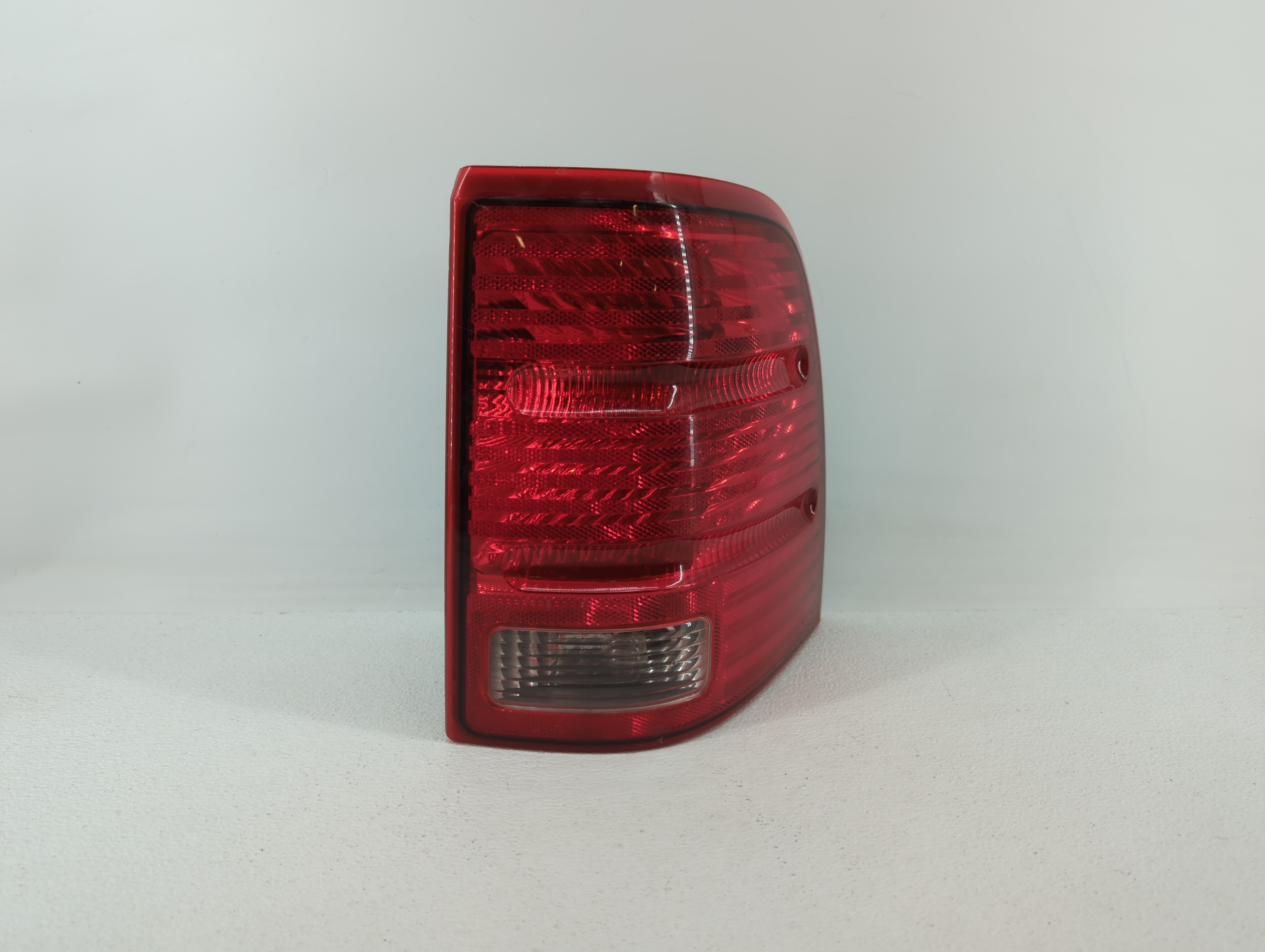 Picture of 2002-2005 Ford Explorer Passenger Right Side Tail Light Taillight Oem 390568