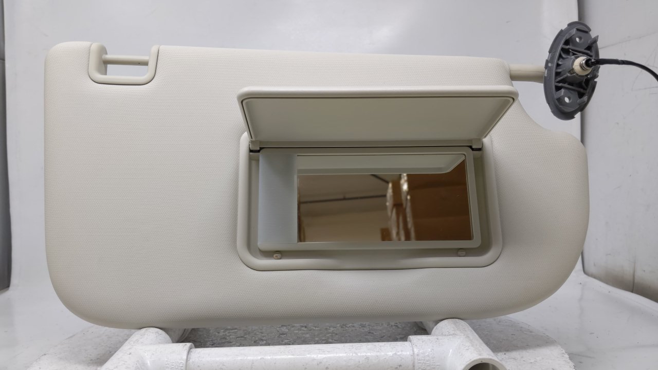 2013-2014 FORD ESCAPE Passenger Right Sun Visor Sunvisor Ivory 39304 - Oemusedautoparts1.com
