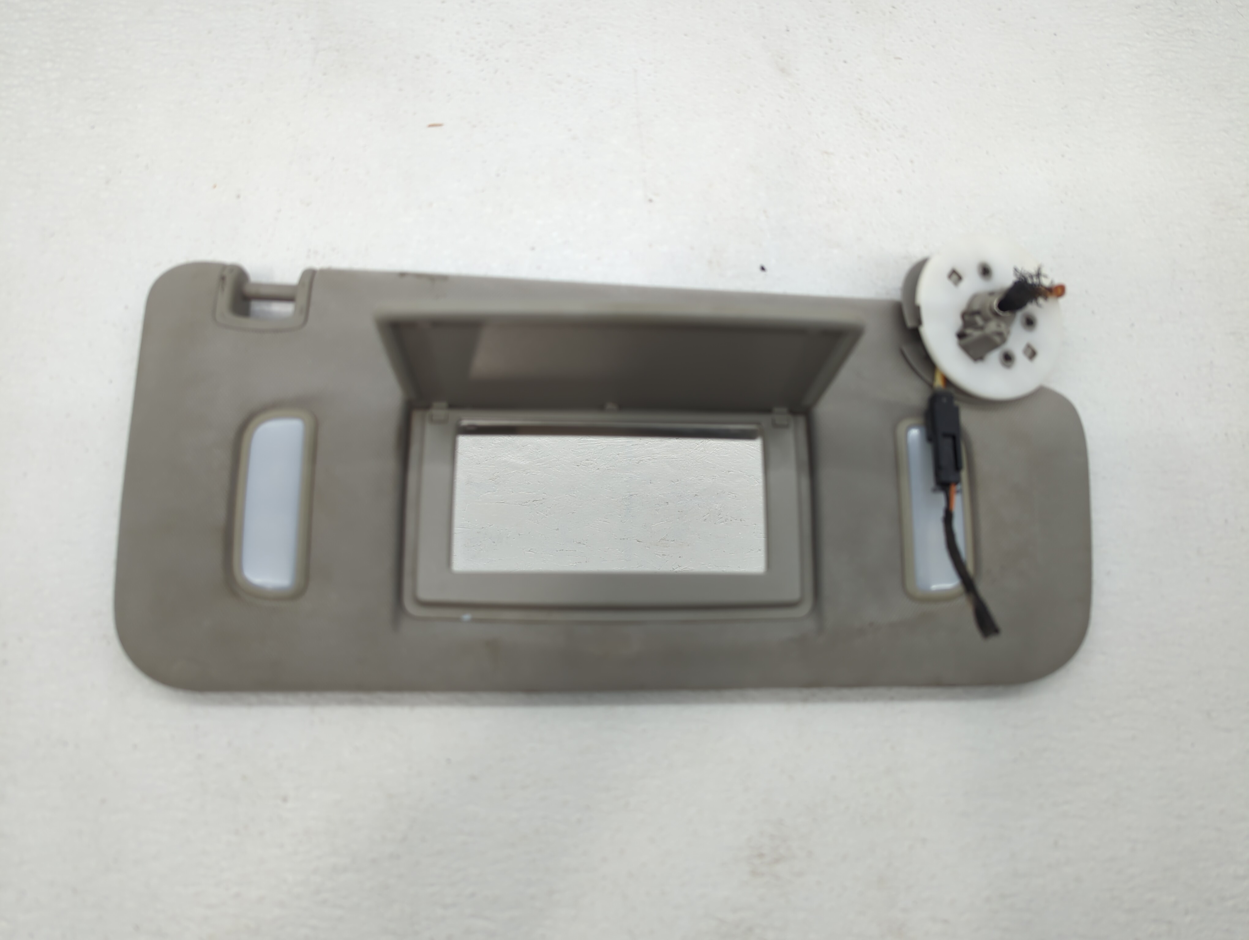 Saturn Outlook Passenger Sun Visor Mirror Right Sunvisor Tan 444150 - Oemusedautoparts1.com