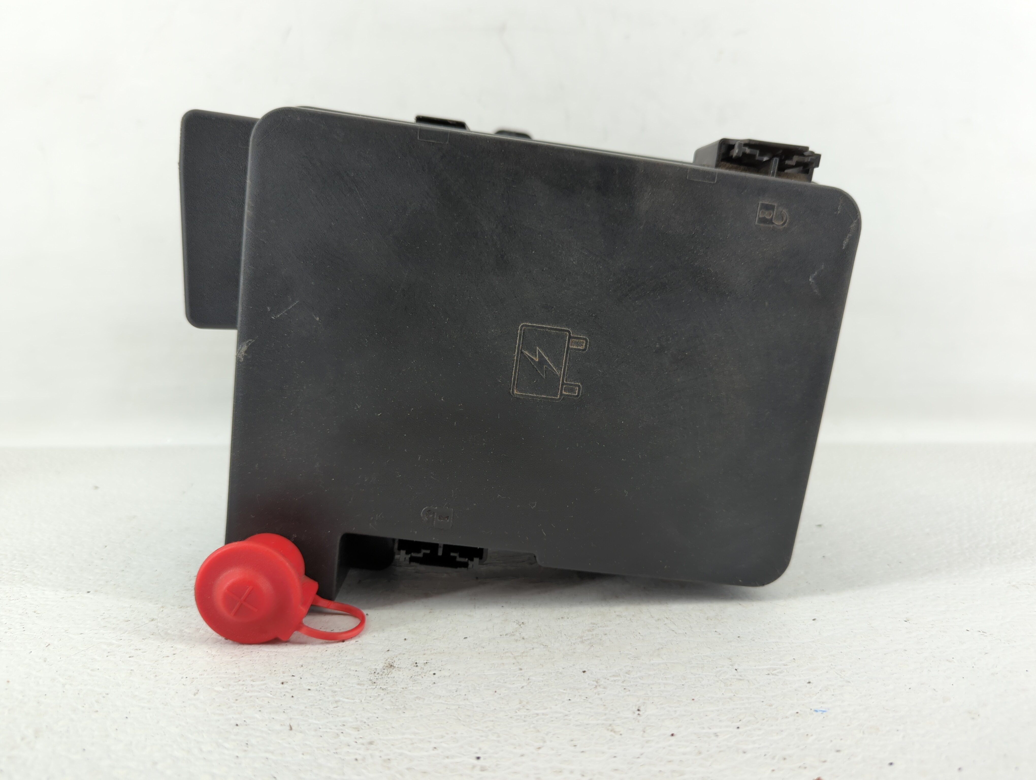 Picture of 2016-2017 Chevrolet Equinox Fusebox Fuse Box Relay Module 522198
