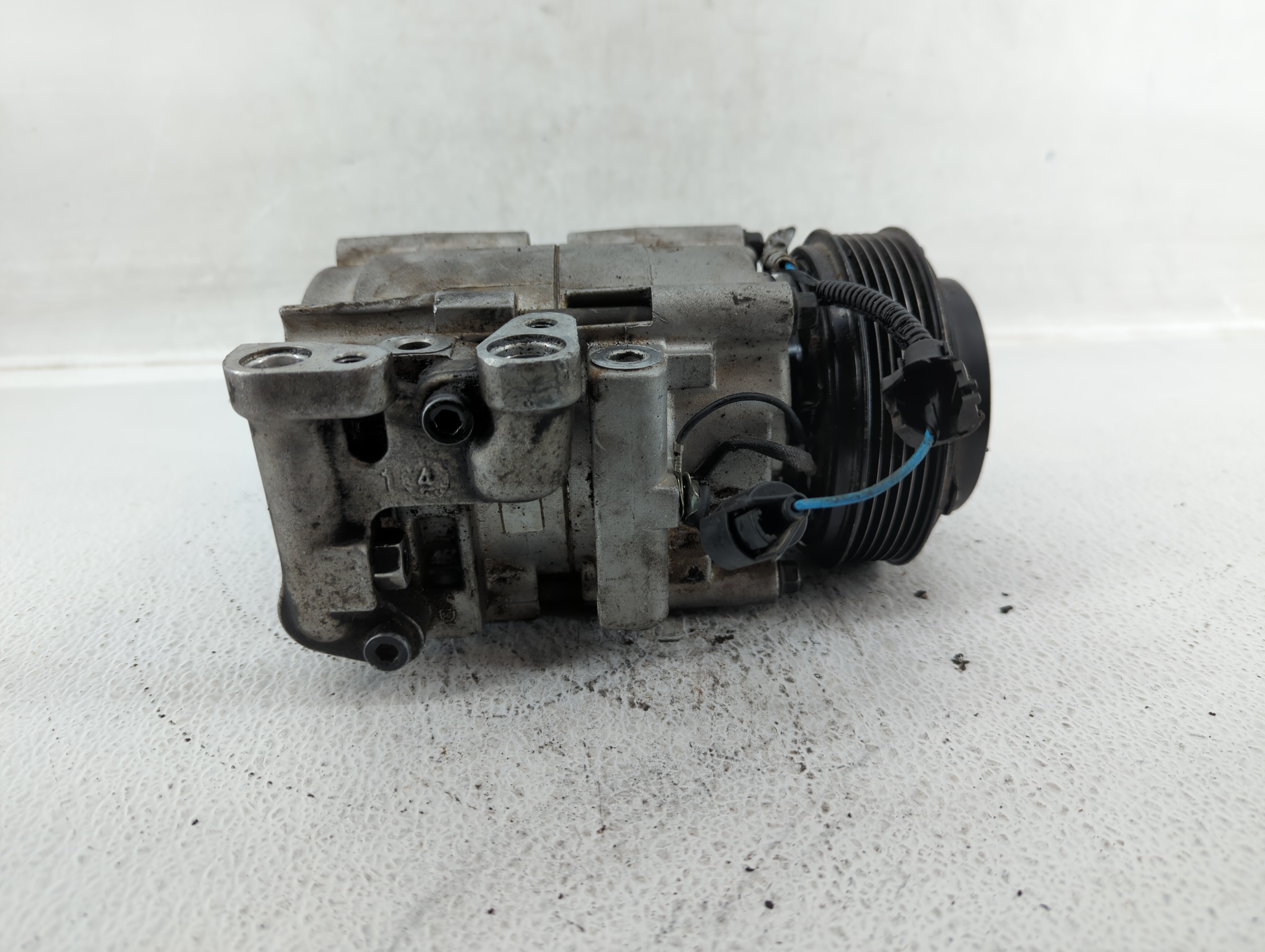 2002-2005 Kia Sedona Air Conditioning A/c Ac Compressor Oem 525631 - Oemusedautoparts1.com