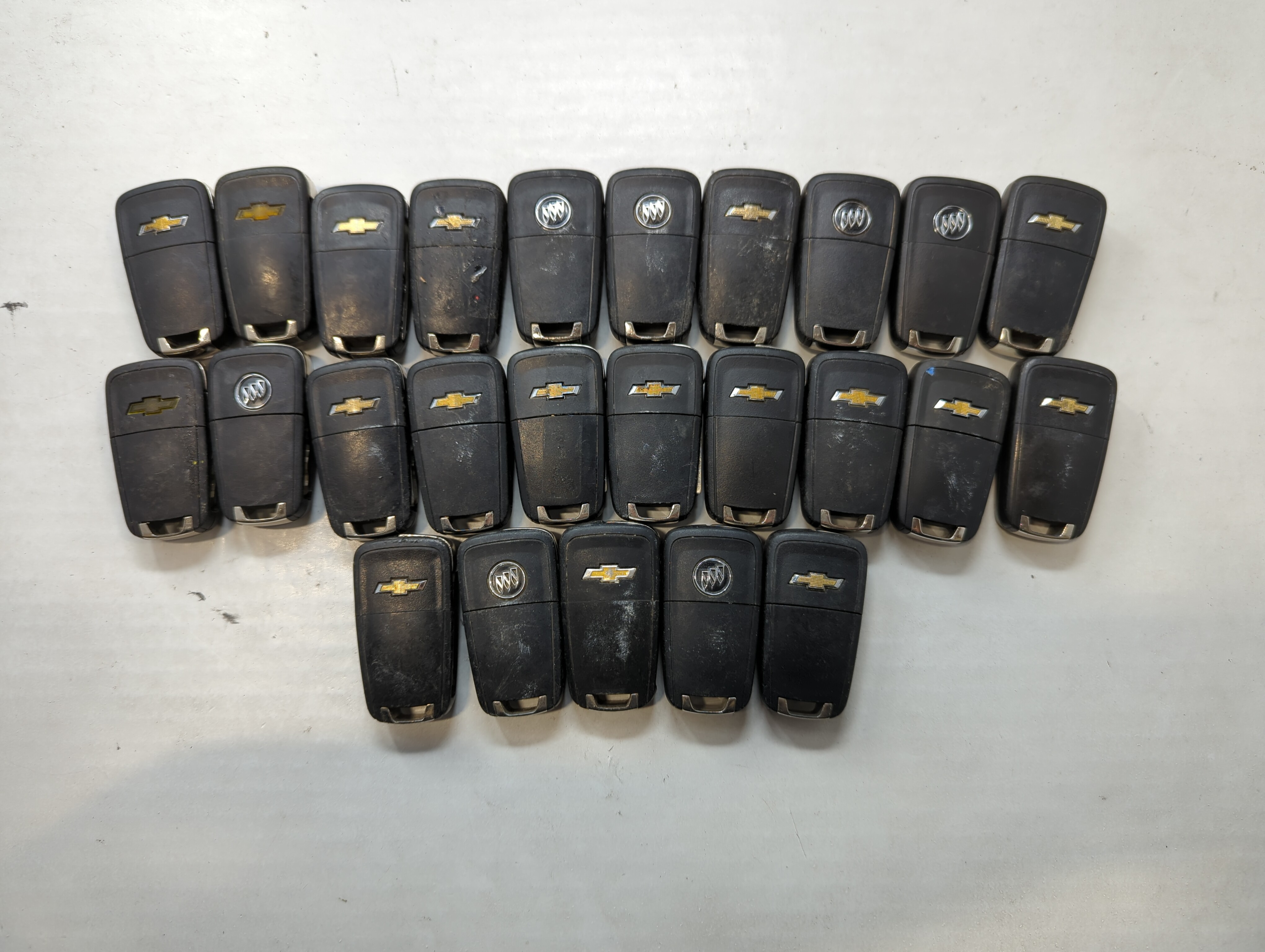 Lot of 25 Chevrolet Keyless Entry Remote Fob MIXED FCC IDS MIXED PART 533913 - Oemusedautoparts1.com