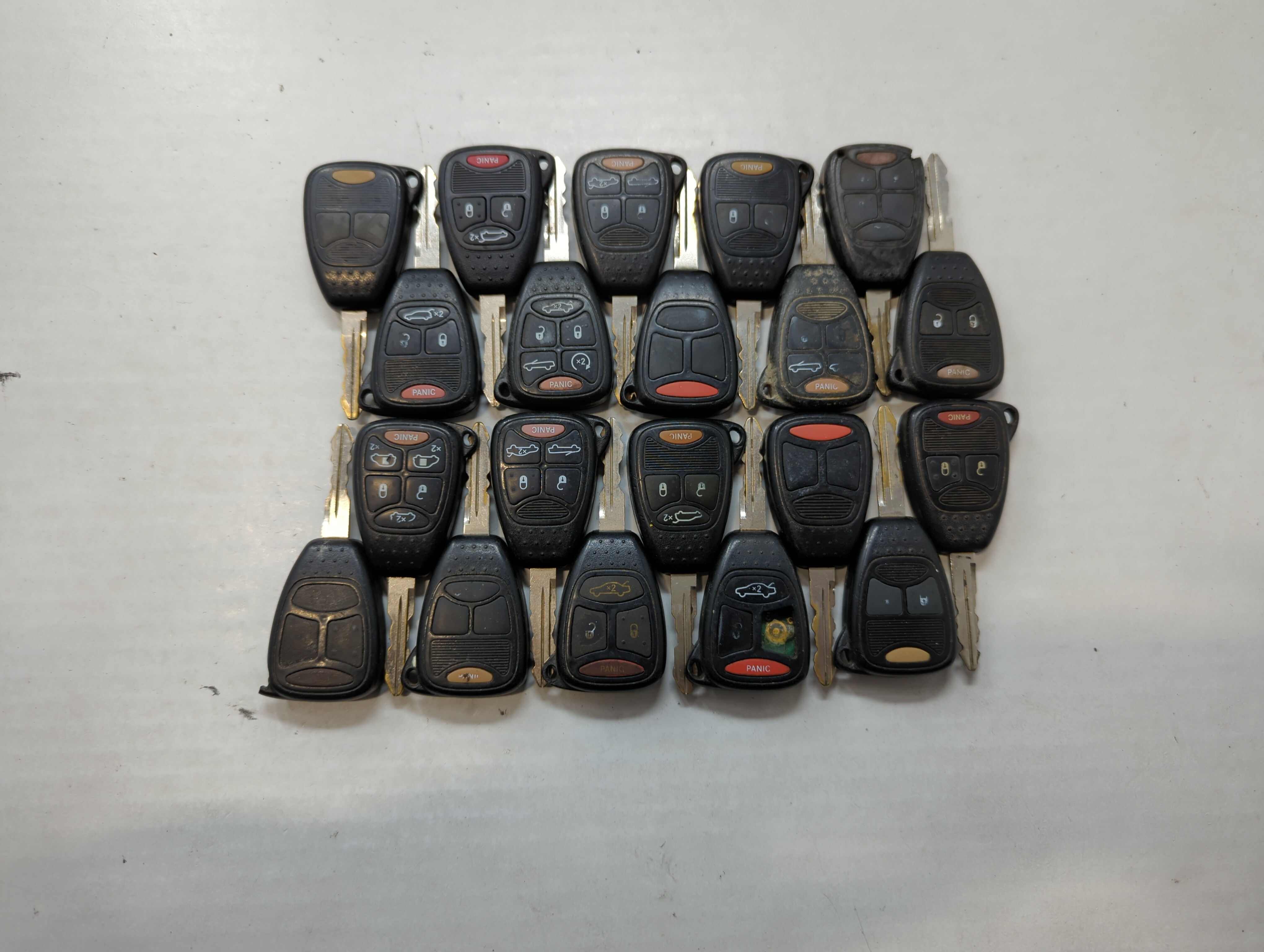 Lot of 20 Dodge Keyless Entry Remote Fob OHT692715AA | M3N5WY72XX | 534906 - Oemusedautoparts1.com