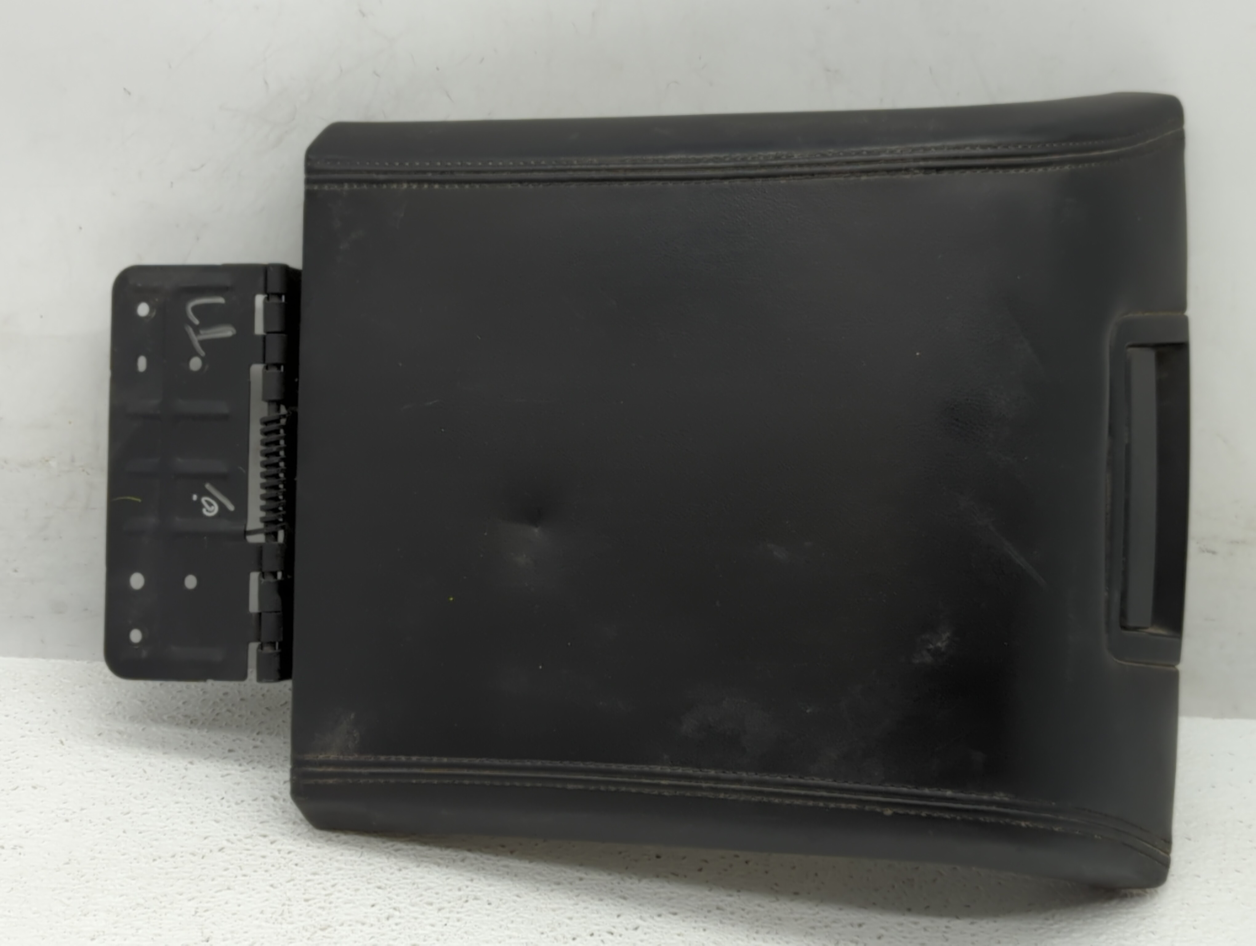 2016 Lincoln Navigator Center Console Armrest Cover Lid 535134 - Oemusedautoparts1.com