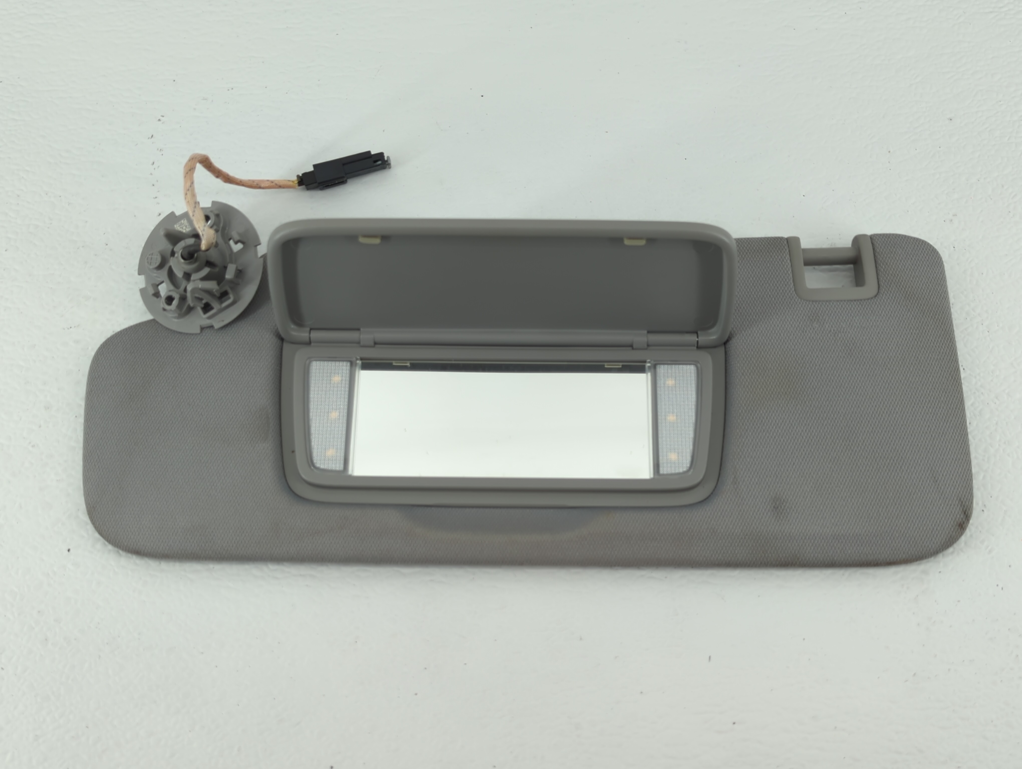 Picture of 2018-2019 Chevrolet Equinox Driver Sun Visor Mirror Left Sunvisor Grey 539281