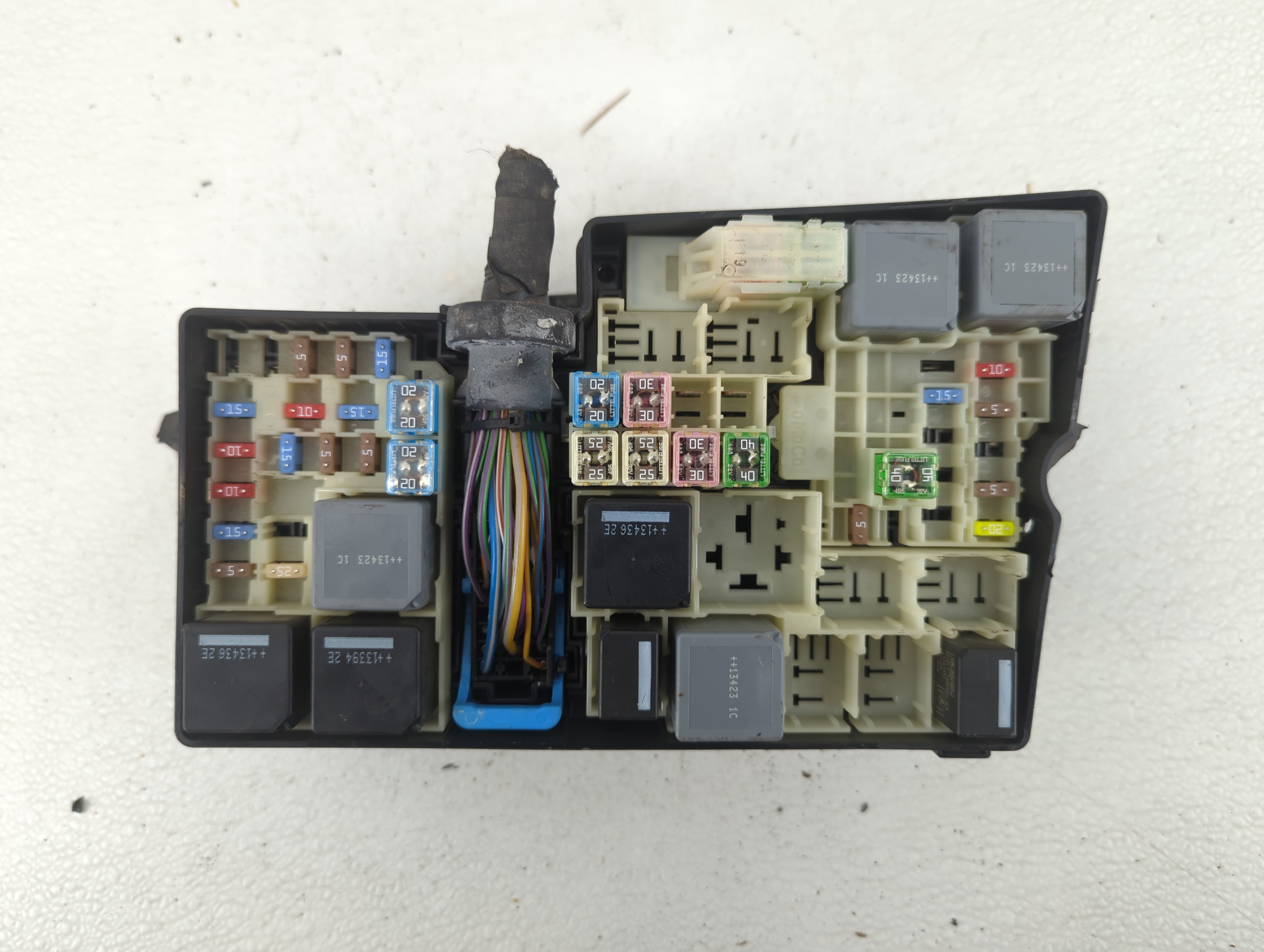 2013-2016 Ford Escape Fusebox Fuse Box Relay Module Av6t-14a142-ab 545699 - Oemusedautoparts1.com