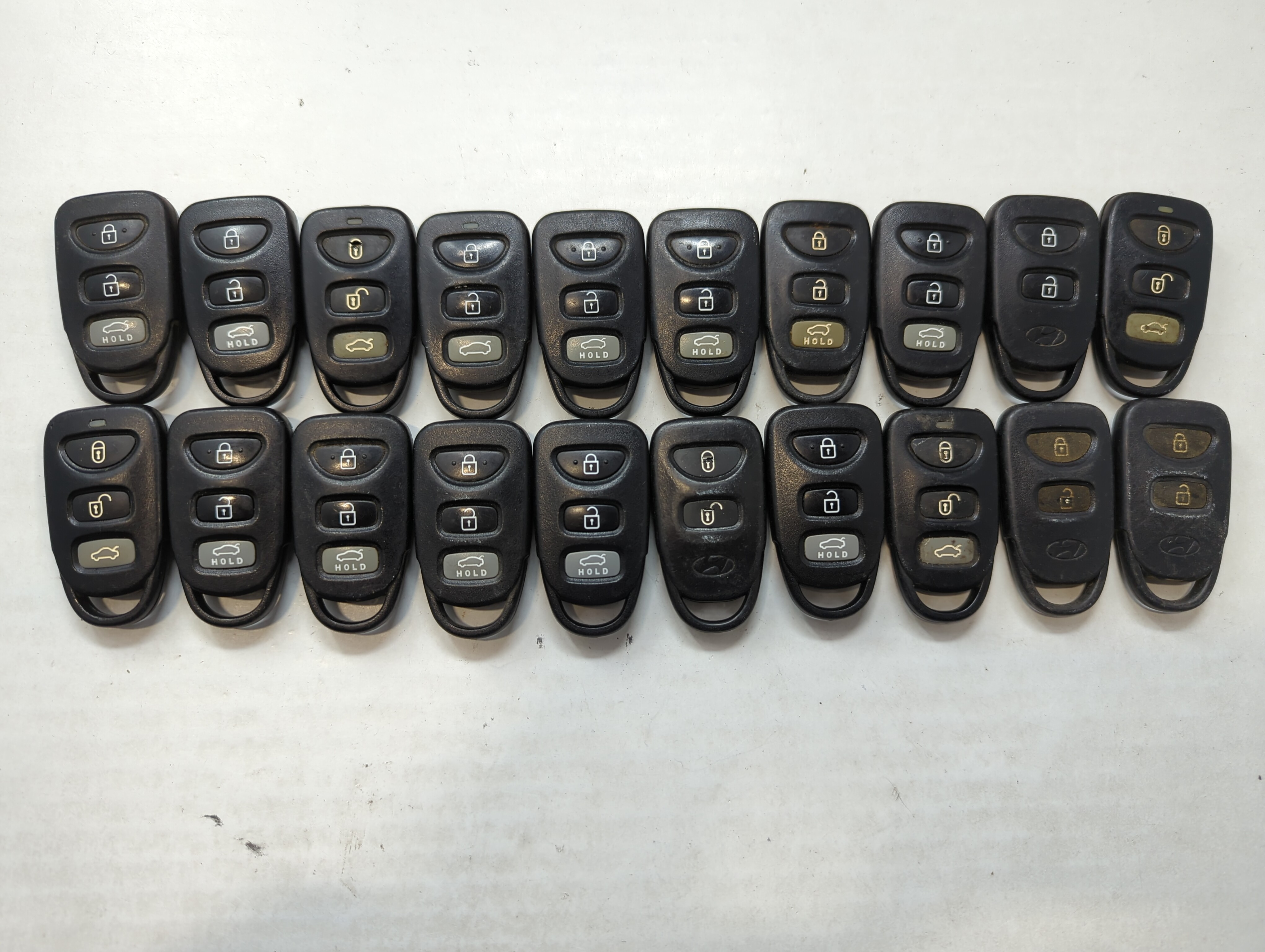 Picture of Lot of 20 Hyundai Keyless Entry Remote Fob MIXED FCC IDS MIXED PART 558031