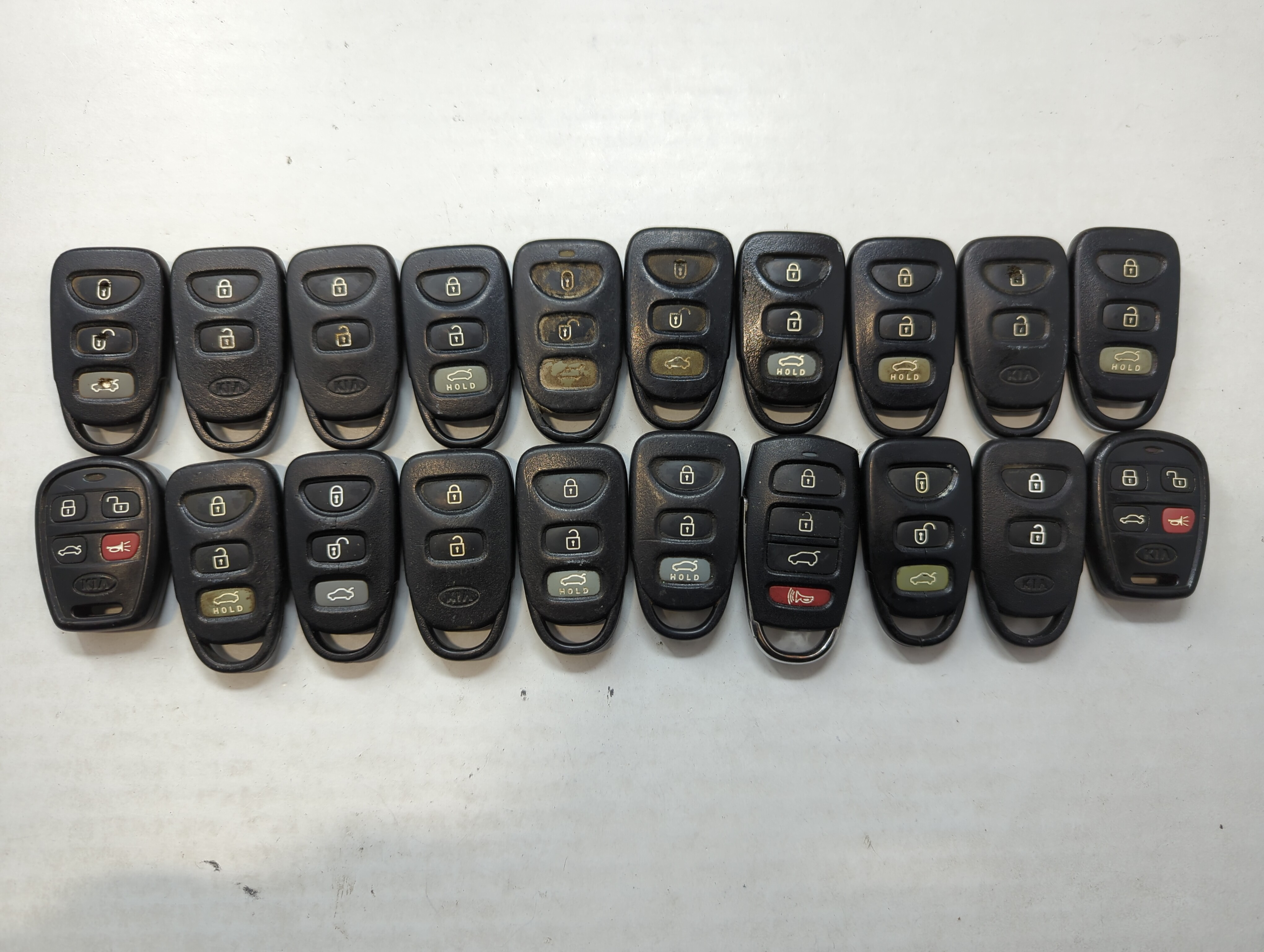 Picture of Lot of 20 Kia Keyless Entry Remote Fob MIXED FCC IDS MIXED PART NUMBERS 558323