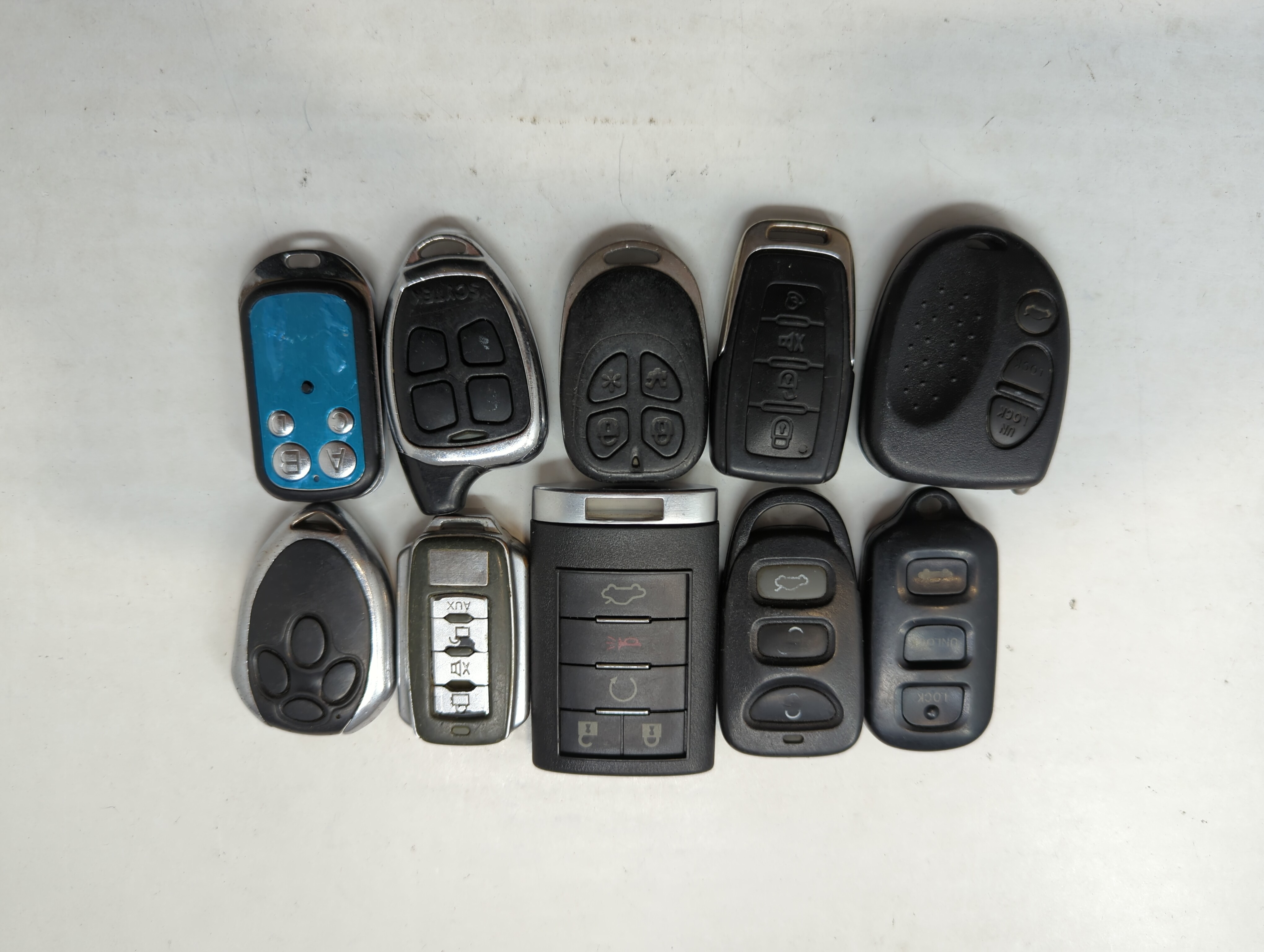 Picture of Lot of 10 Aftermarket Keyless Entry Remote Fob MIXED FCC IDS MIXED PART 559594