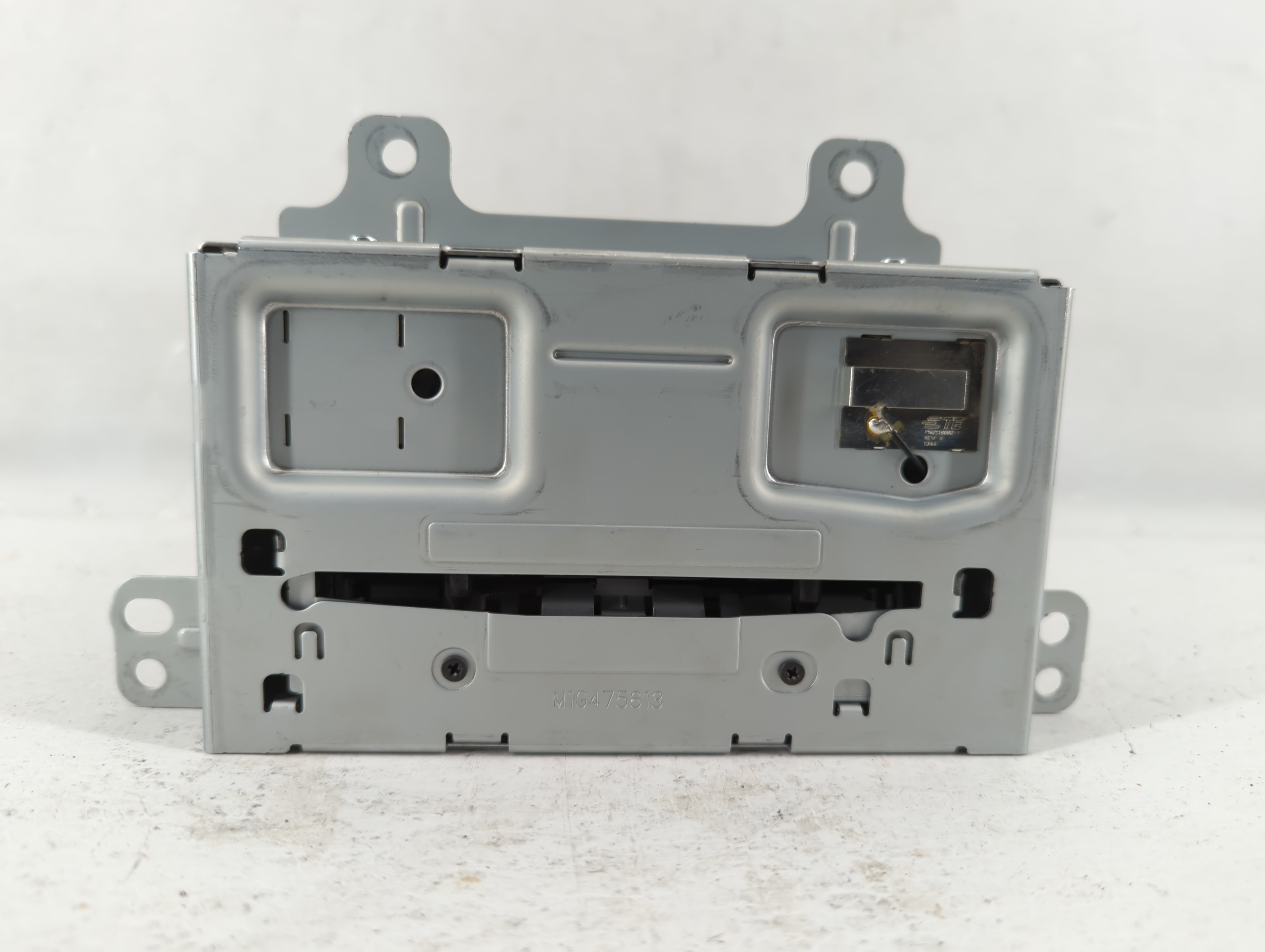 2015-2016 Chevrolet Cruze Am Fm Cd Player Radio Receiver 562574 - Oemusedautoparts1.com