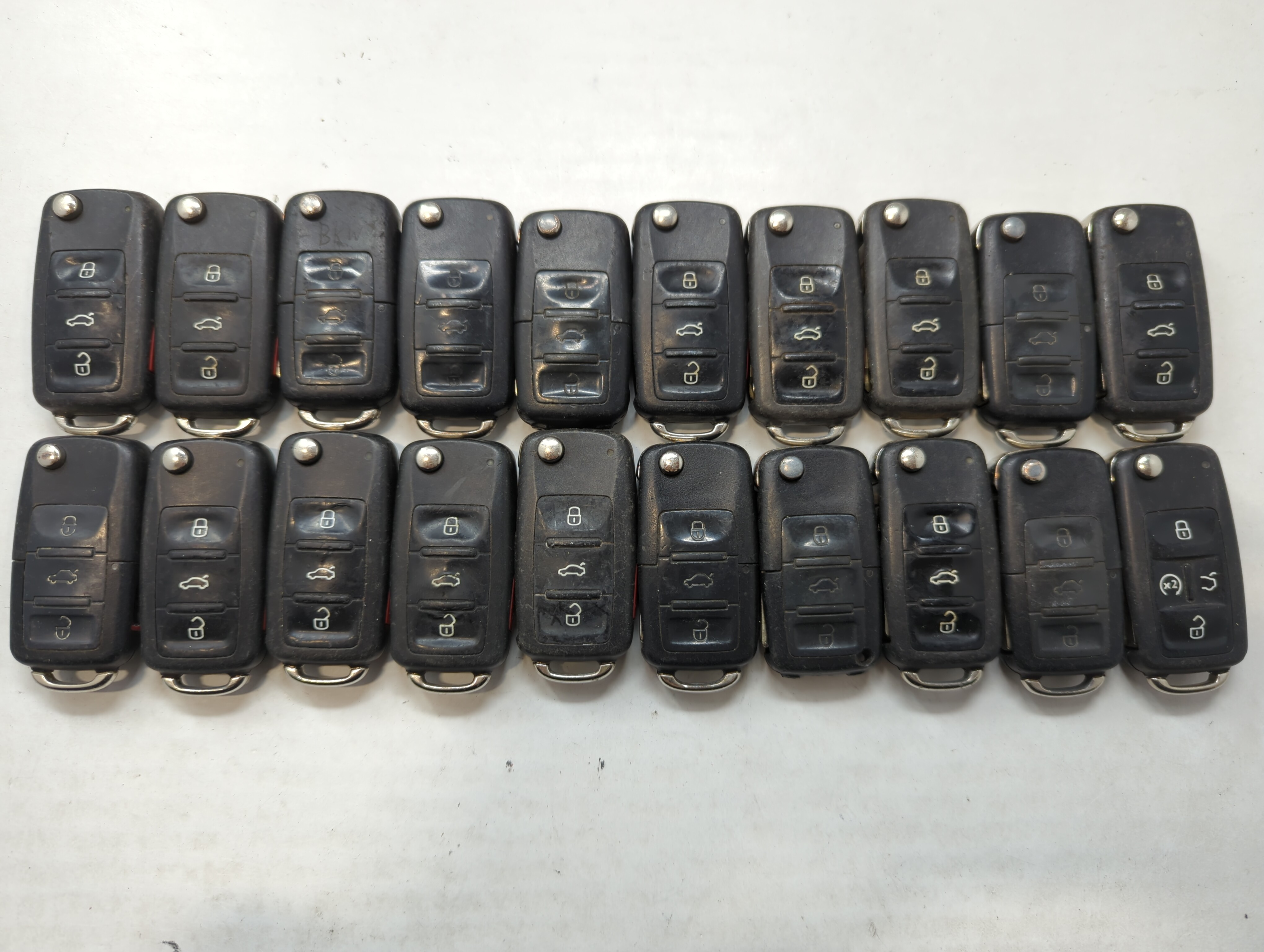Picture of Lot of 20 Volkswagen Keyless Entry Remote Fob NBG8137T | NBG735868T 563873