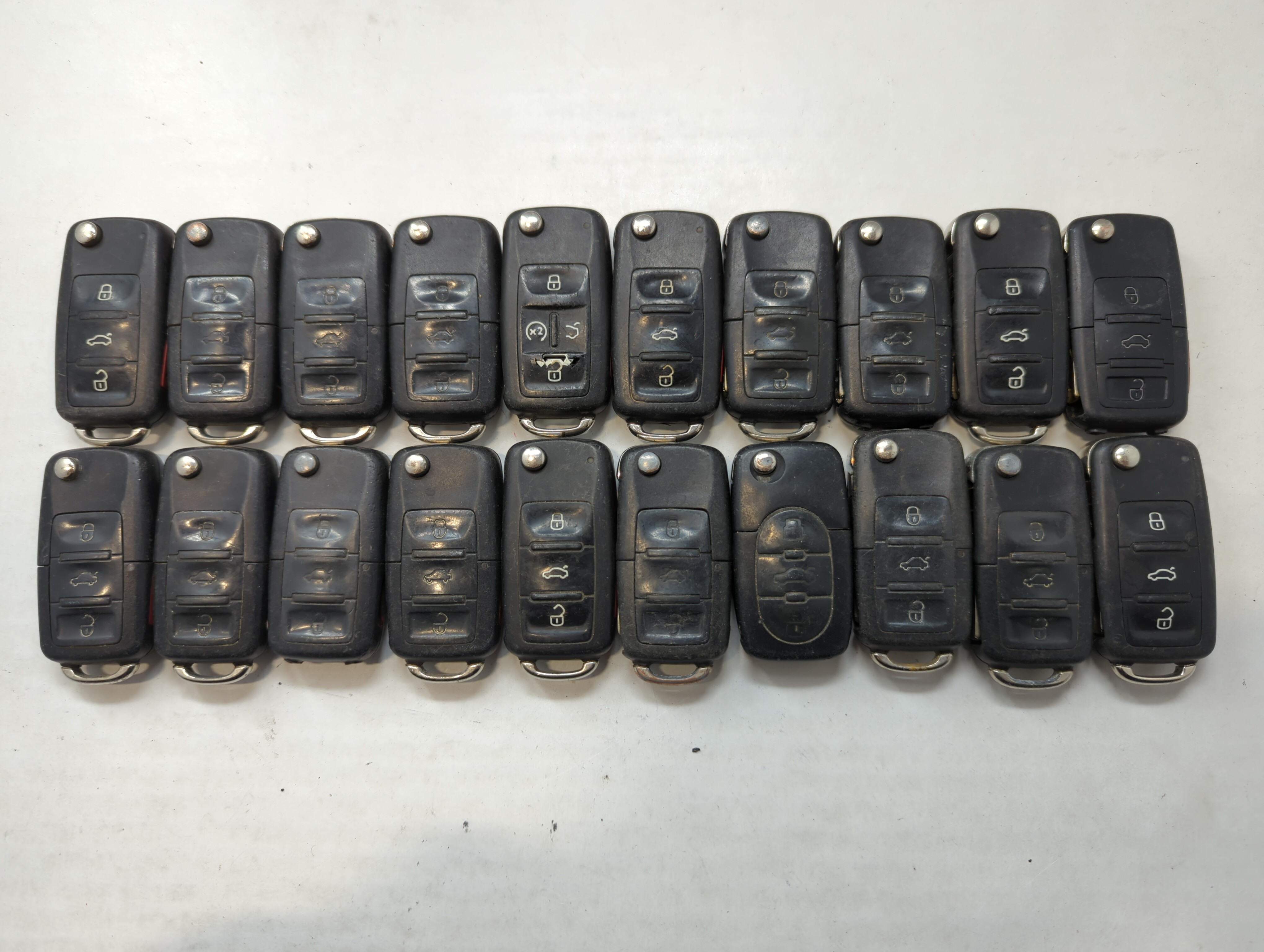 Picture of Lot of 20 Volkswagen Keyless Entry Remote Fob NBG8137T | NBG735868T 563903