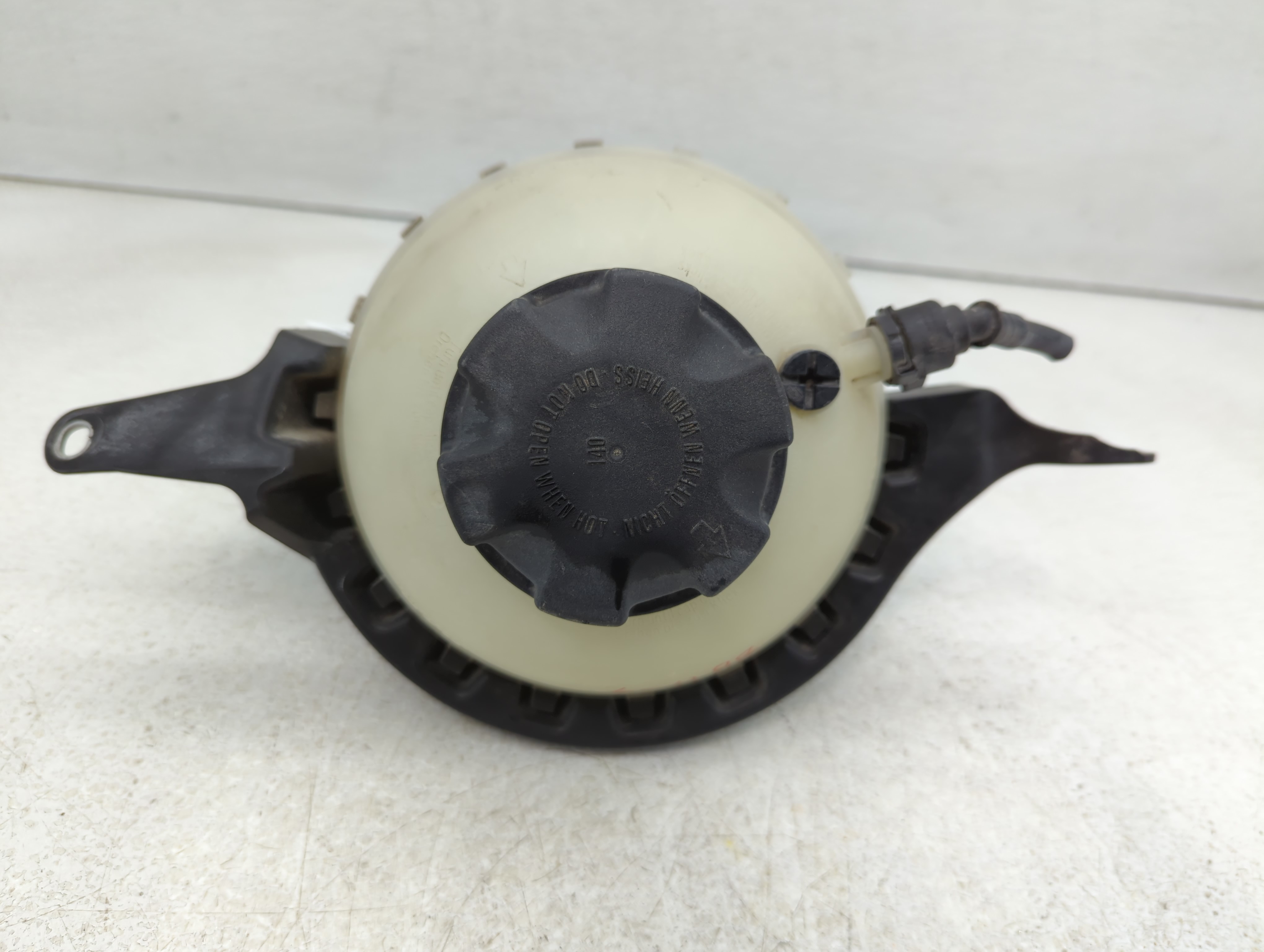 2011-2016 Bmw 528i Windshield Washer Fluid Reservoir Bottle Oem 564586 - Oemusedautoparts1.com