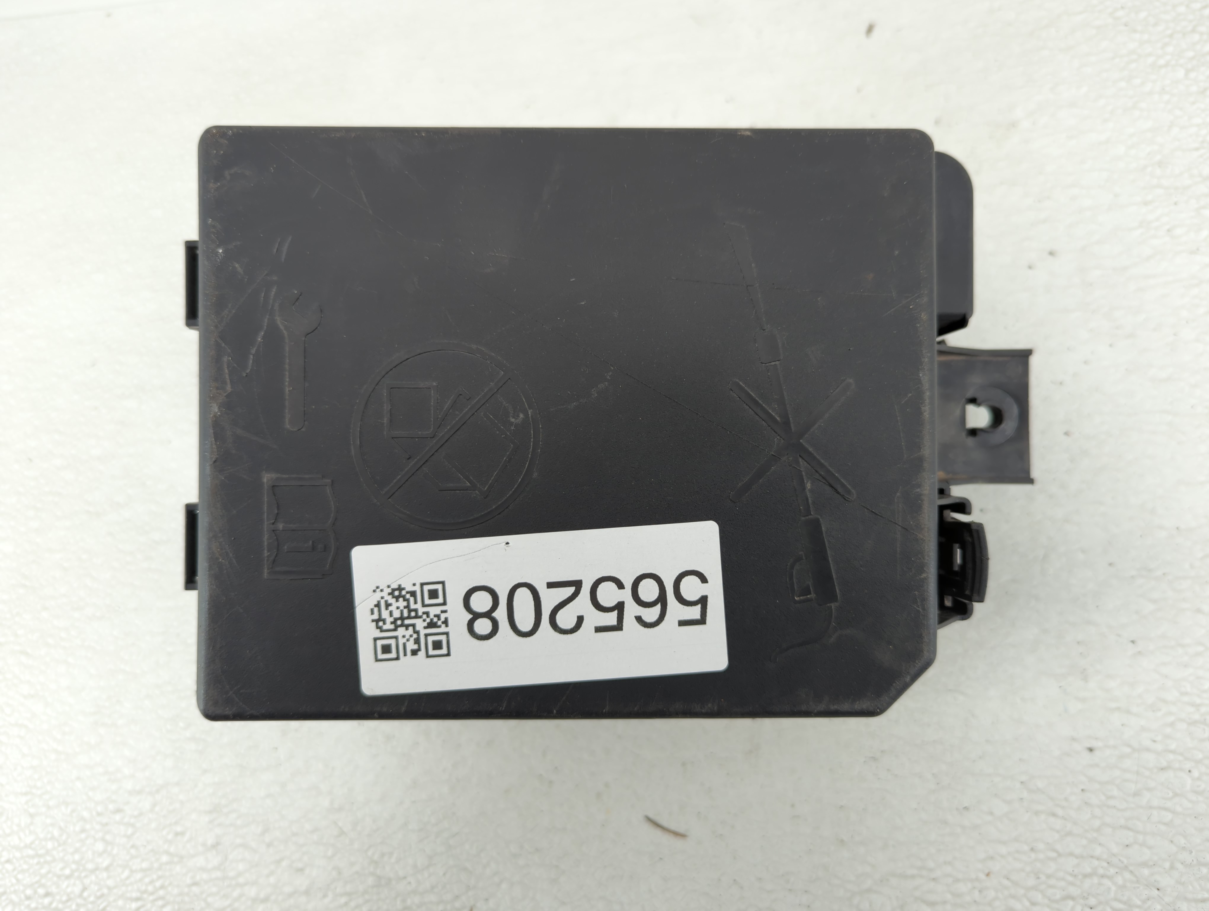 Picture of 2015-2016 Buick Encore Fusebox Fuse Box Relay Module 565208