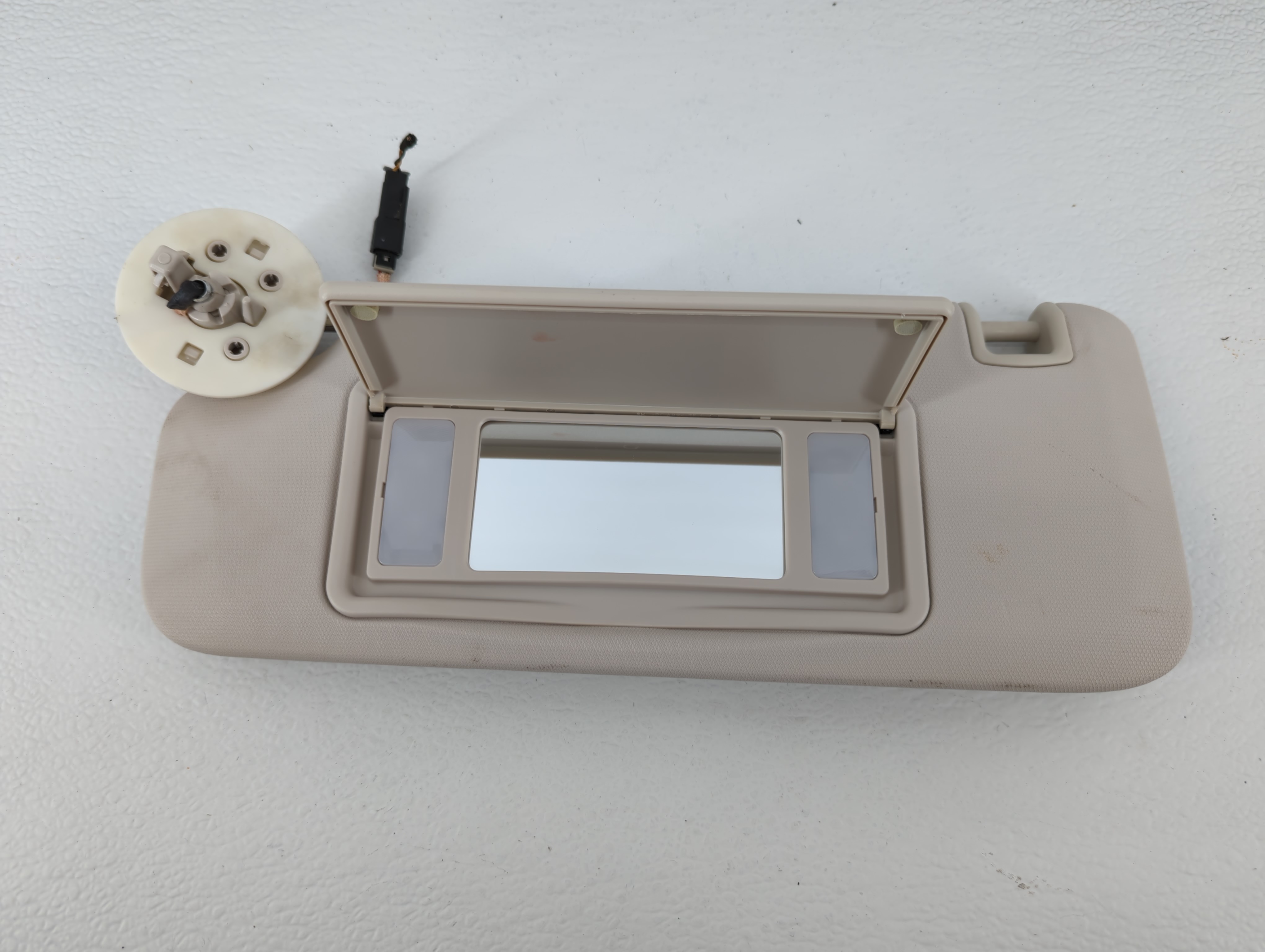 2017 Chevrolet Cruze Driver Sun Visor Mirror Left Sunvisor Pale Grey 575677 - Oemusedautoparts1.com