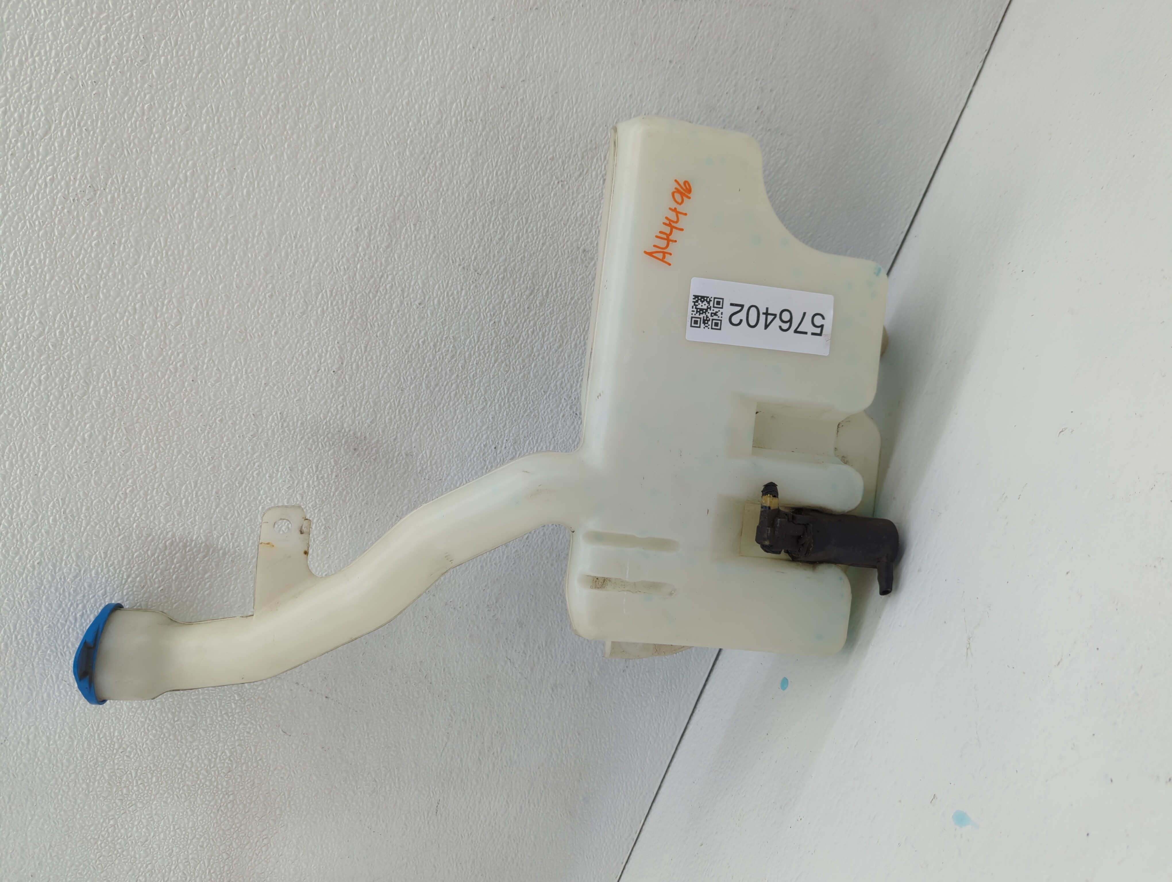 Hyundai Sonata Windshield Washer Fluid Reservoir Bottle Oem 576402 - Oemusedautoparts1.com