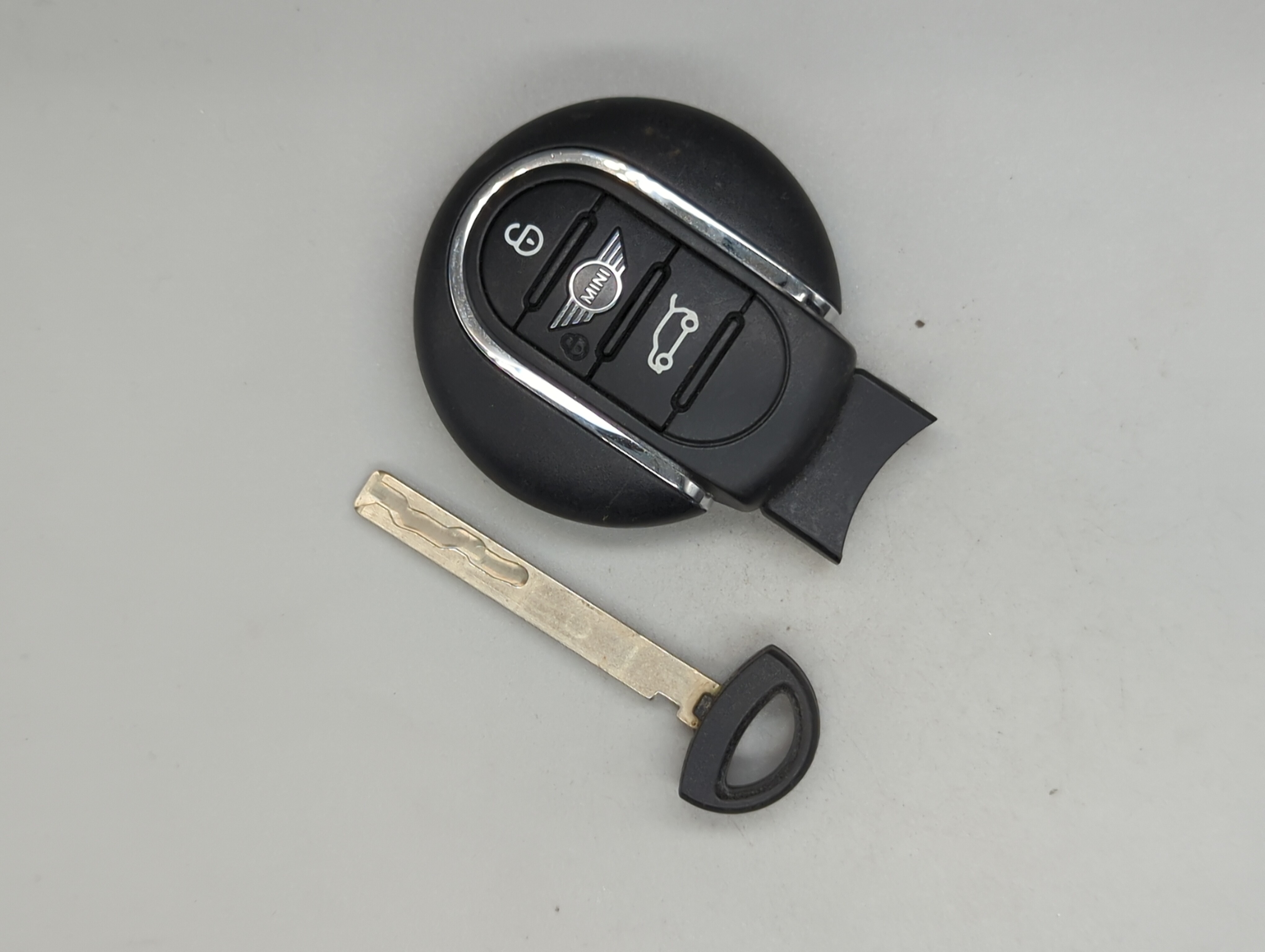 Picture of Mini Keyless Entry Remote Fob NBGIDGNG1 5A40792-01 3 buttons 578607