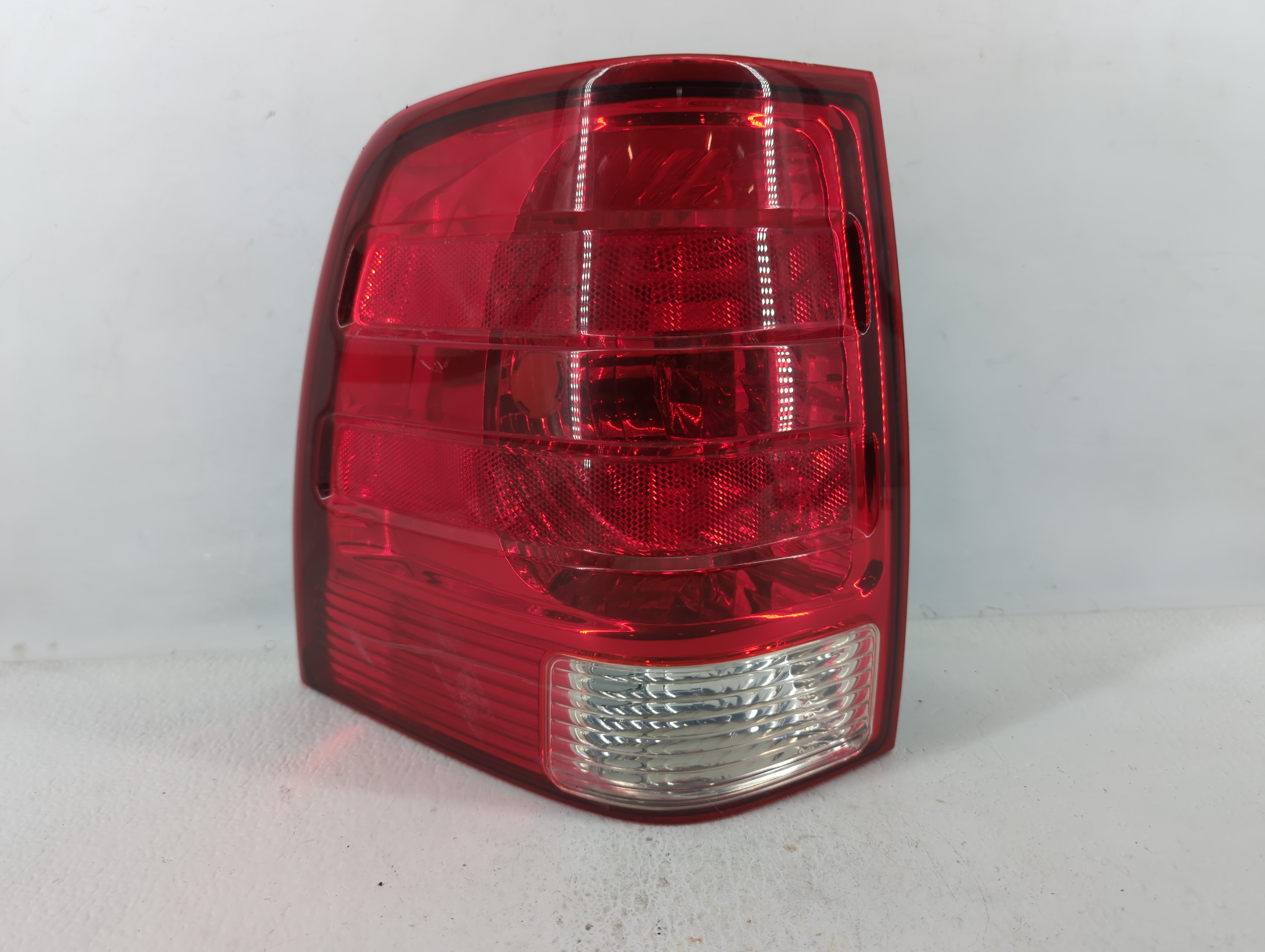 2005 Ford Expedition Driver Left Side Tail Light Taillight Oem 585466 - Oemusedautoparts1.com