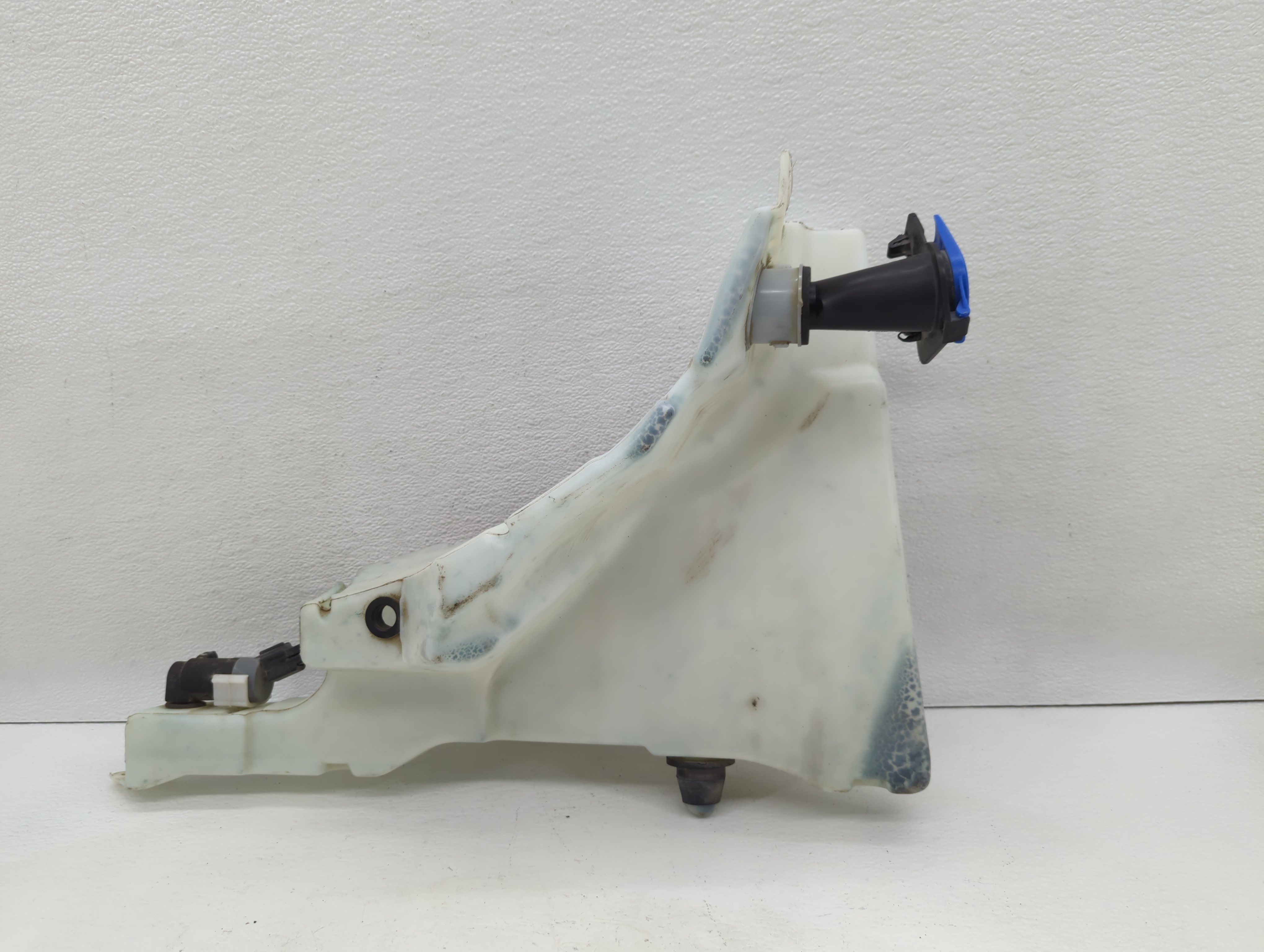 2010-2019 Jaguar Xj Windshield Washer Fluid Reservoir Bottle Oem 591439 - Oemusedautoparts1.com