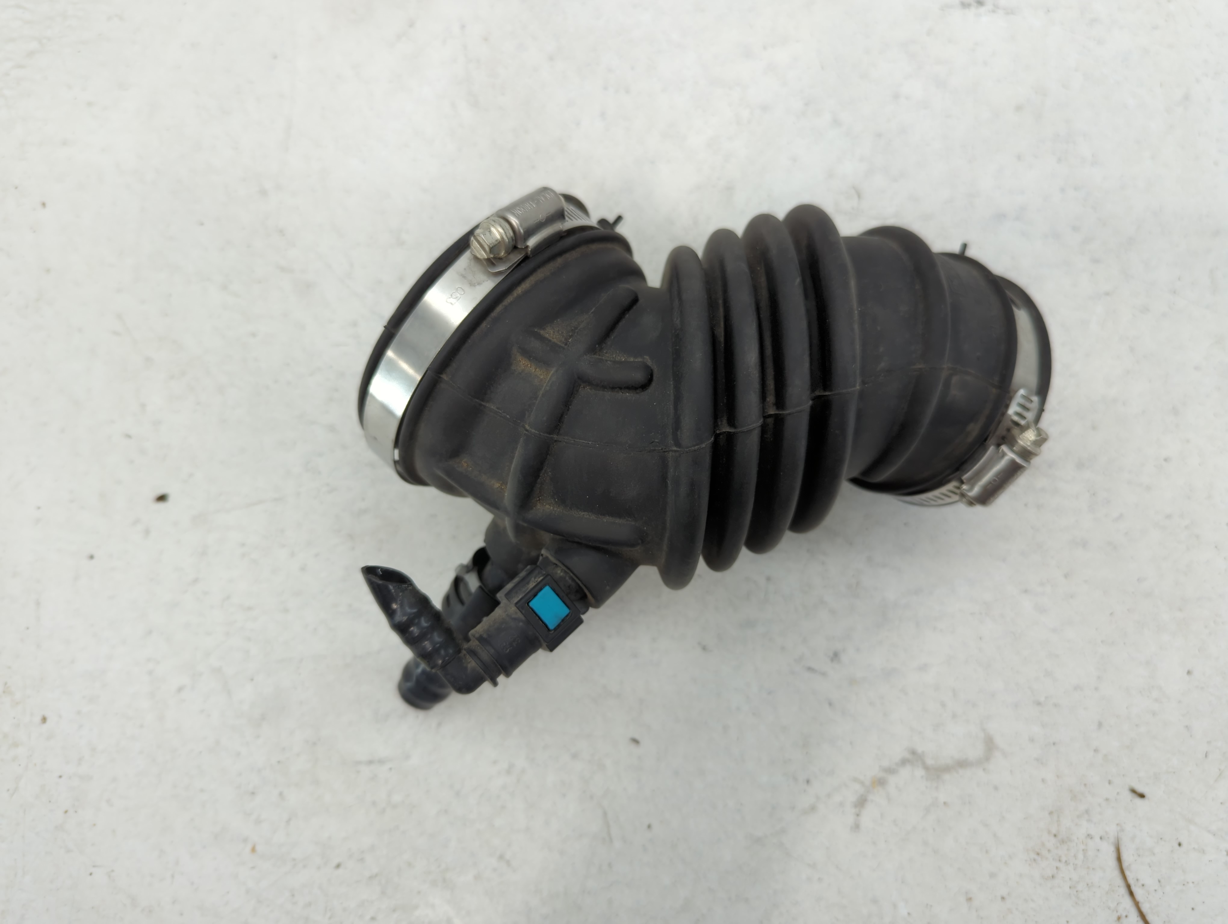 2018 Ford Focus Air Cleaner Intake Duct Hose Tube 592576 - Oemusedautoparts1.com