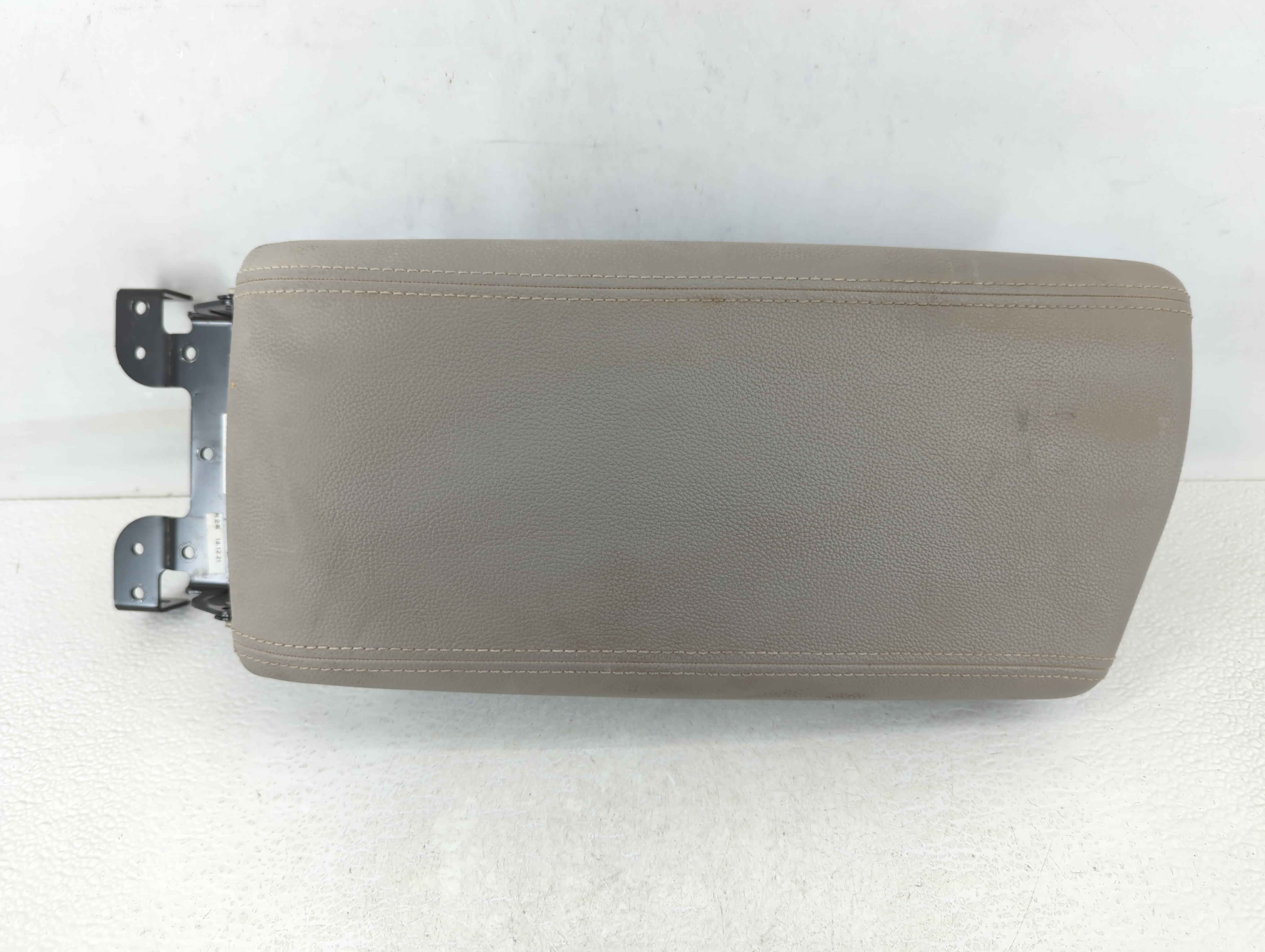 Picture of 2019 Hyundai Sonata Center Console Armrest Cover Lid Grey 595539