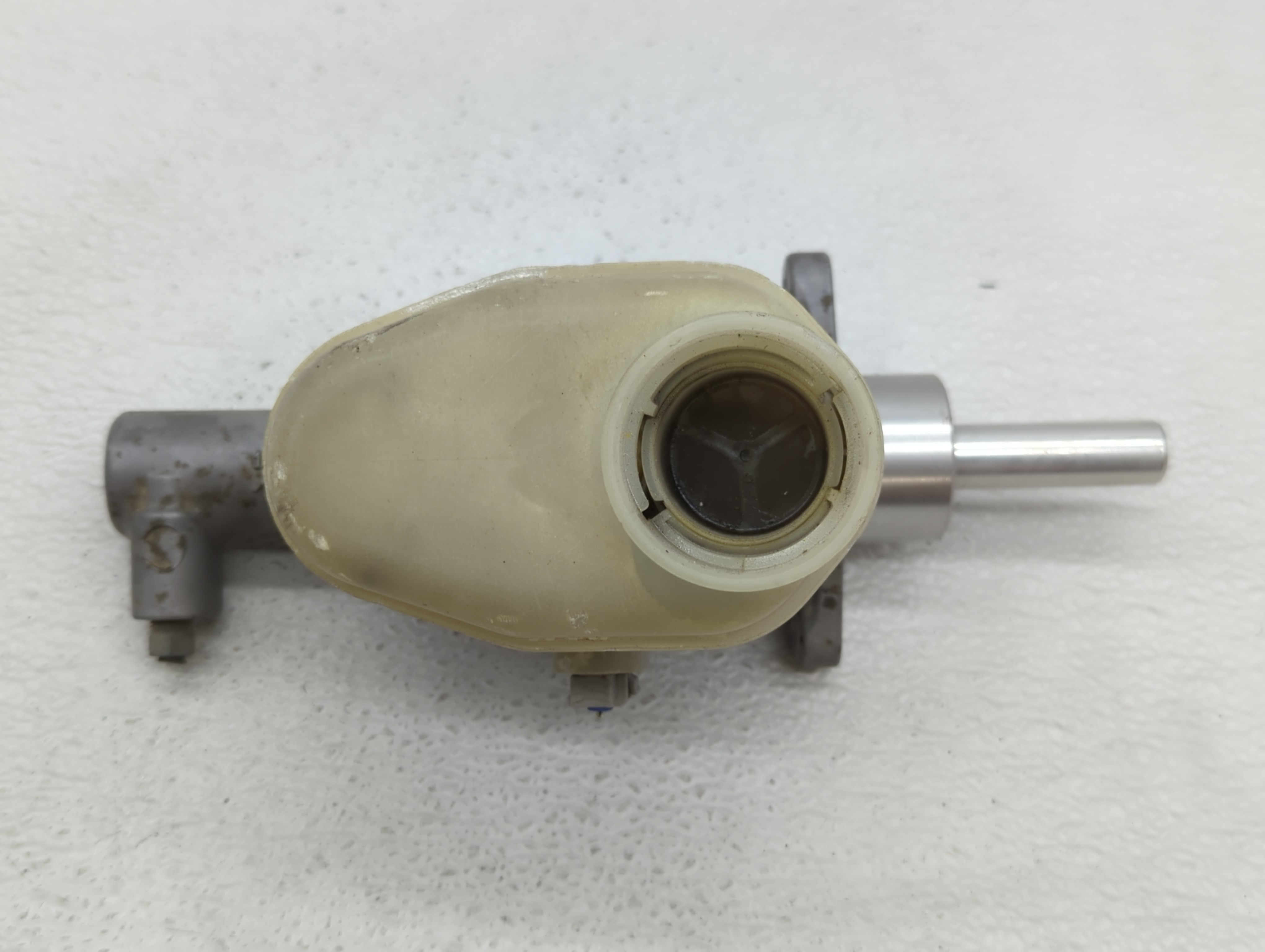 2001-2004 Toyota Tacoma Brake Master Cylinder 602288 - Oemusedautoparts1.com