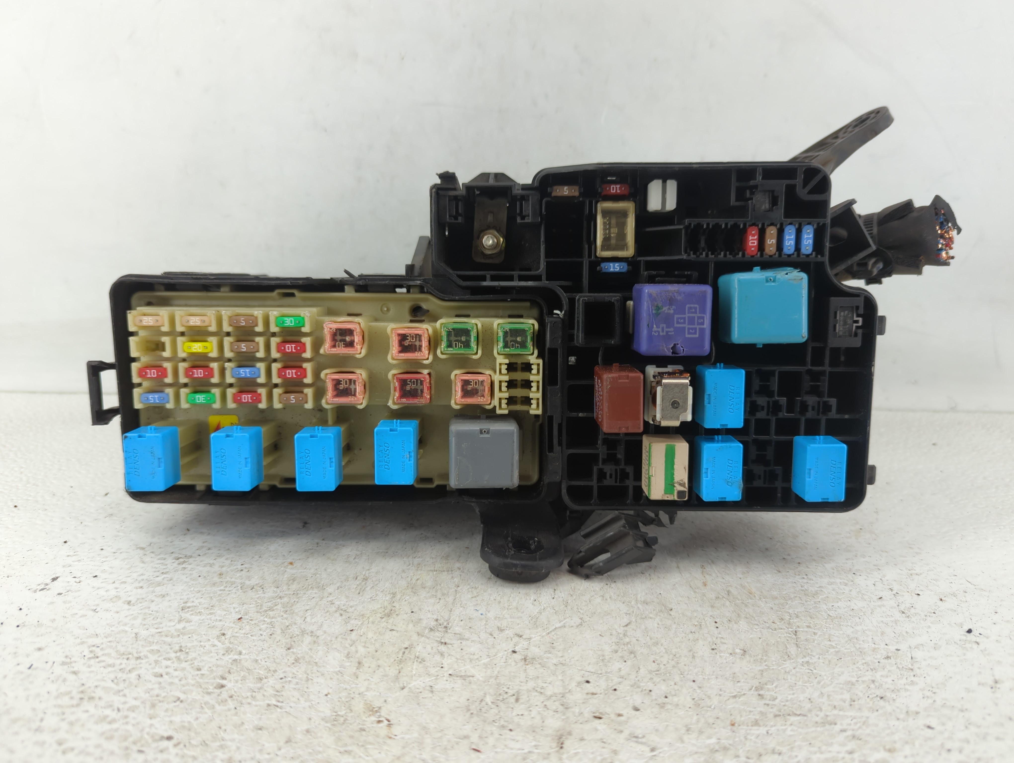 2004-2006 Toyota Camry Fusebox Fuse Box Relay Module 0809052 606209 - Oemusedautoparts1.com
