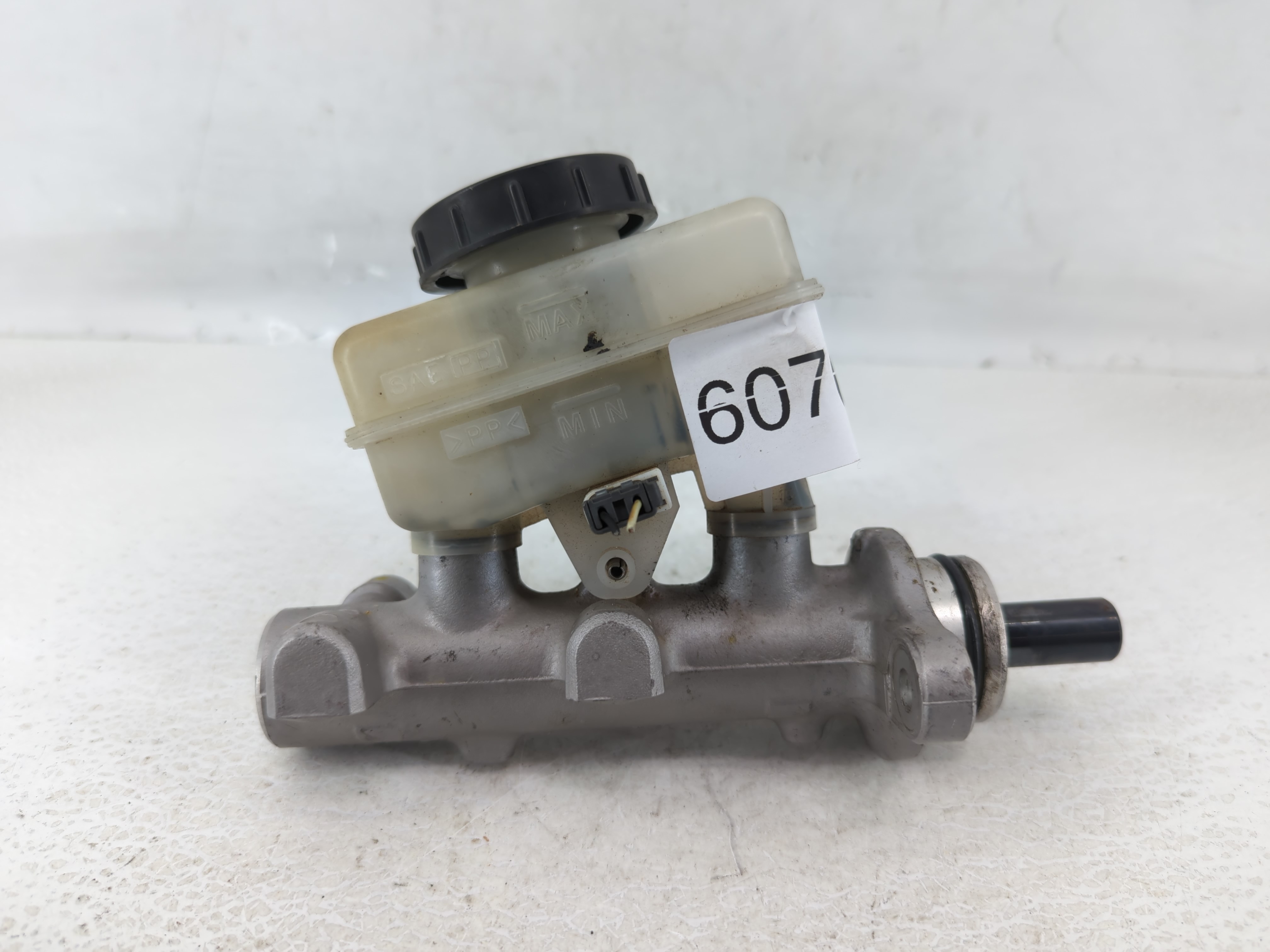 2004-2006 Infiniti G35 Brake Master Cylinder 607664 - Oemusedautoparts1.com
