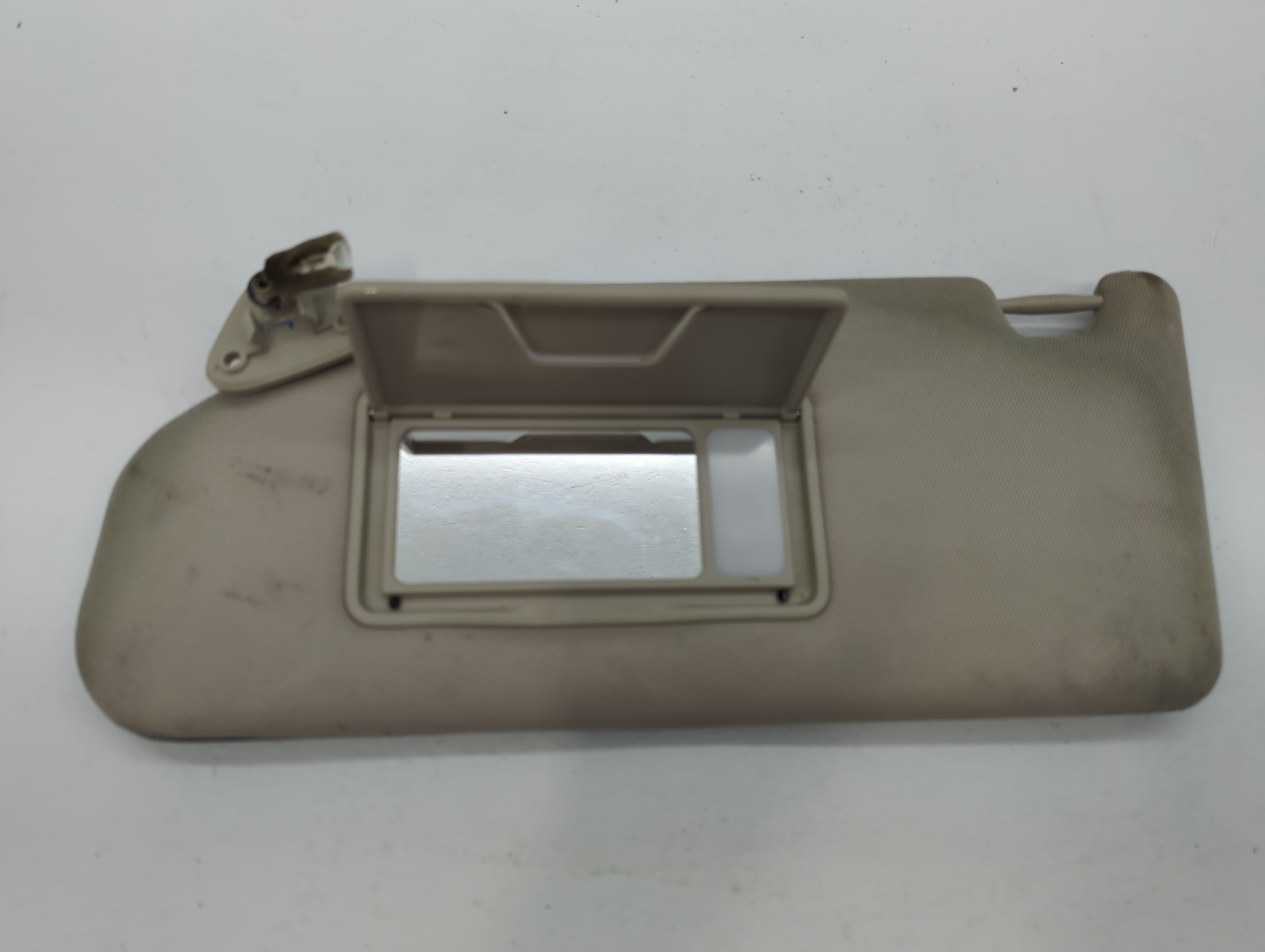 2018 Mitsubishi Outlander Driver Sun Visor Mirror Left Sunvisor Cream 608209 - Oemusedautoparts1.com