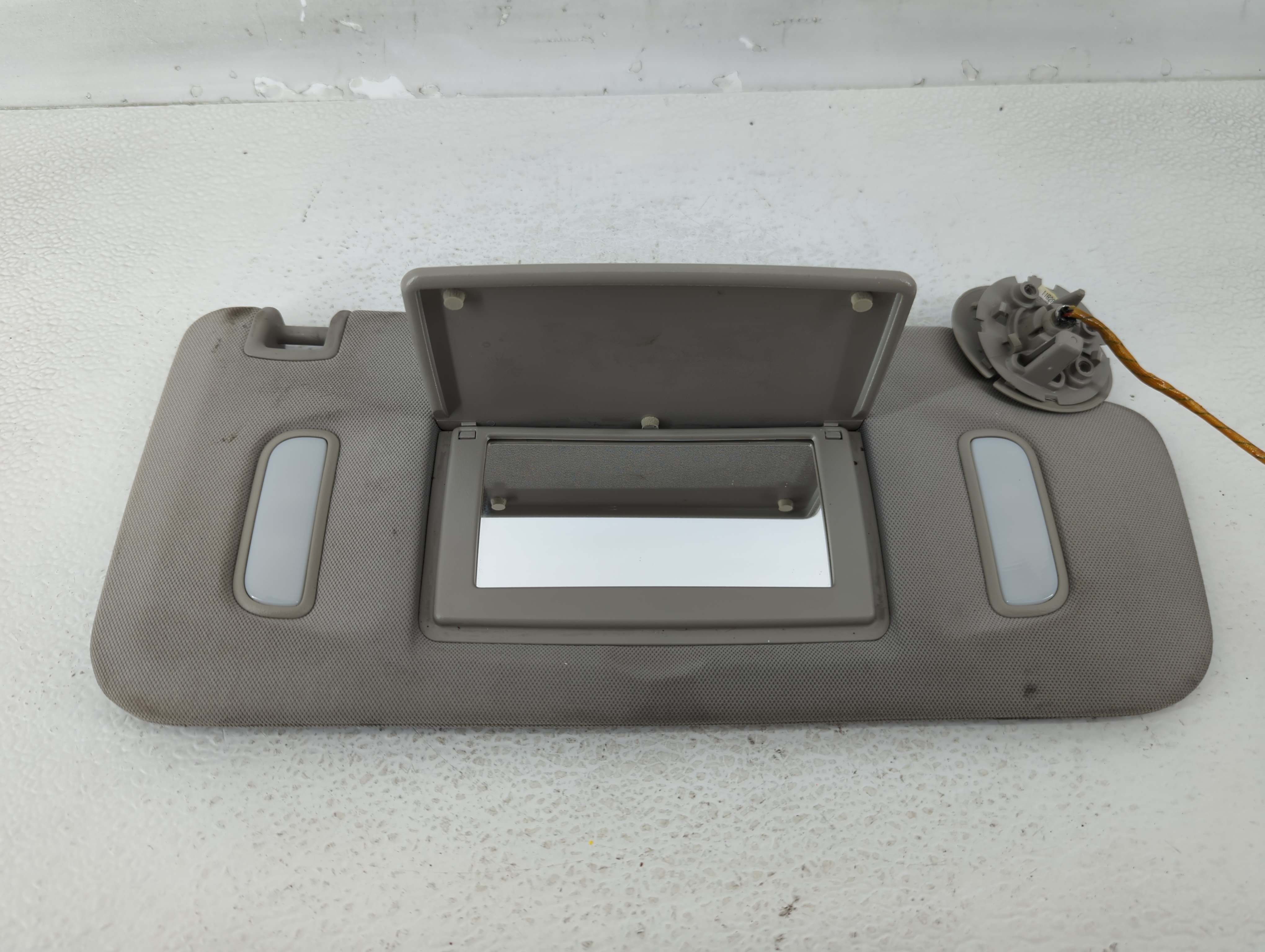 Chevrolet Traverse Driver Sun Visor Mirror Left Sunvisor Grey 608254 - Oemusedautoparts1.com