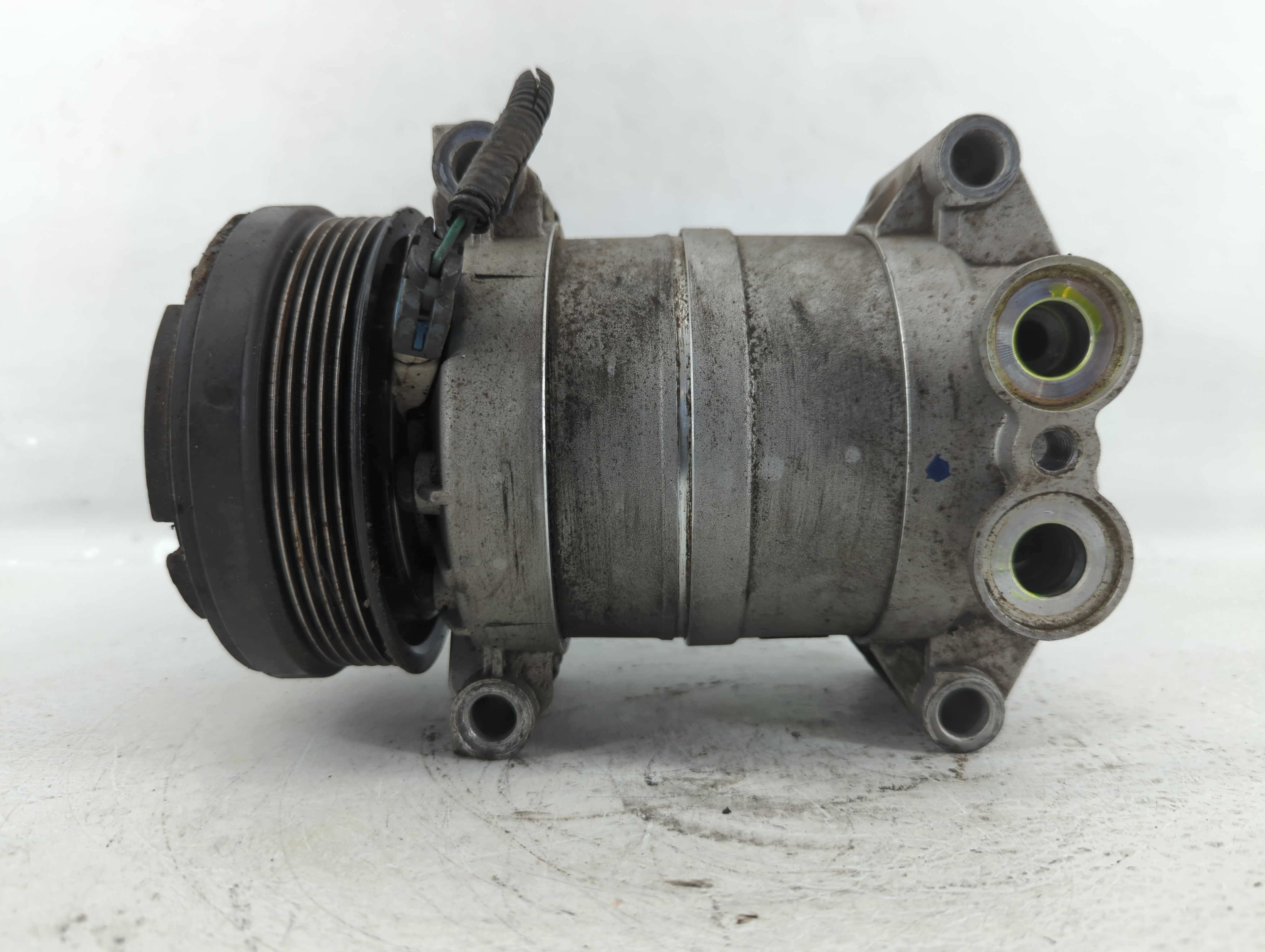 Picture of 1996-1999 Chevrolet Suburban 1500 Air Conditioning A/c Ac Compressor Oem 611734