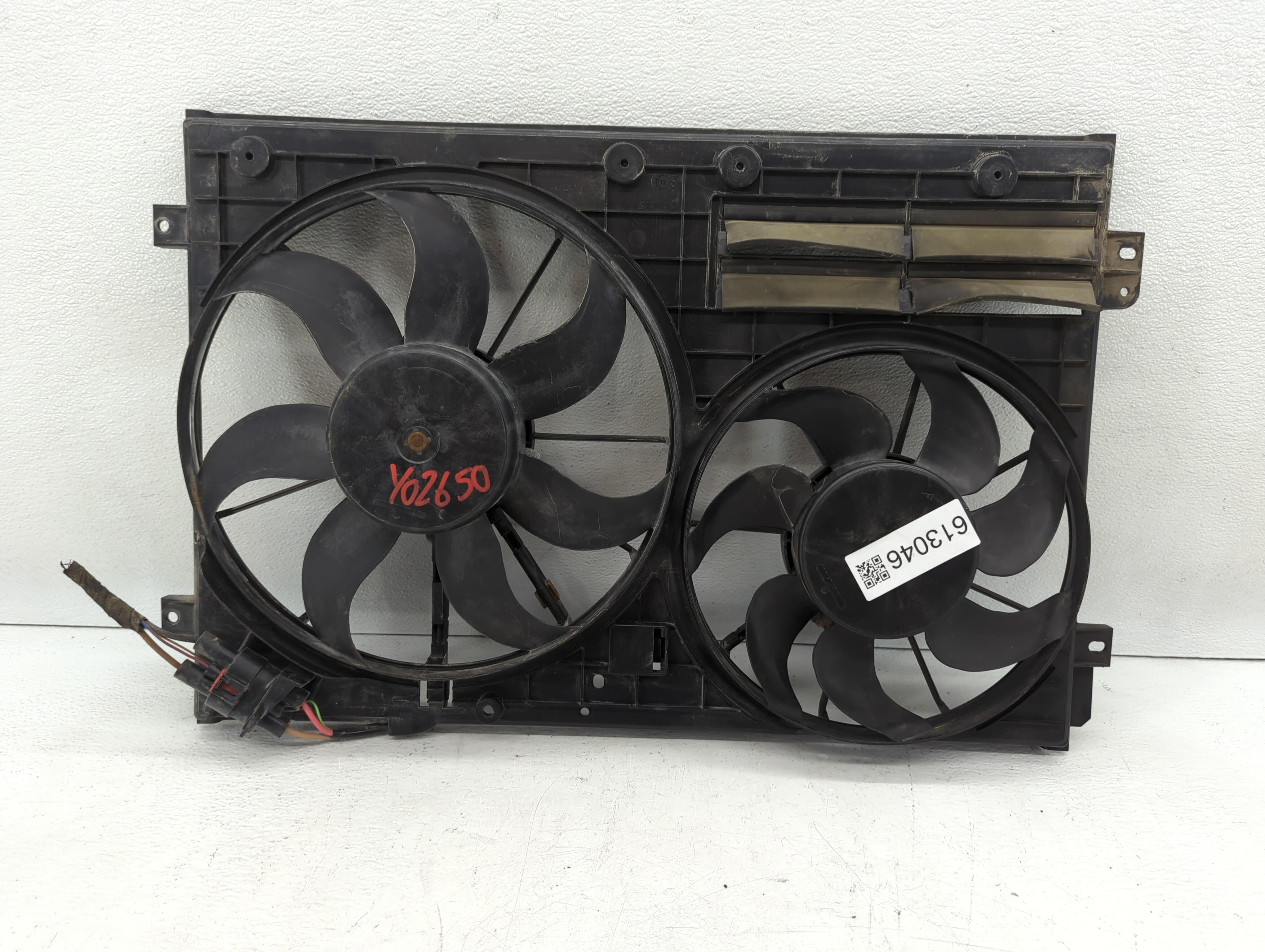 Picture of 2007 Chevrolet Aj Left Radiator Fan Motor Assembly Black 613046