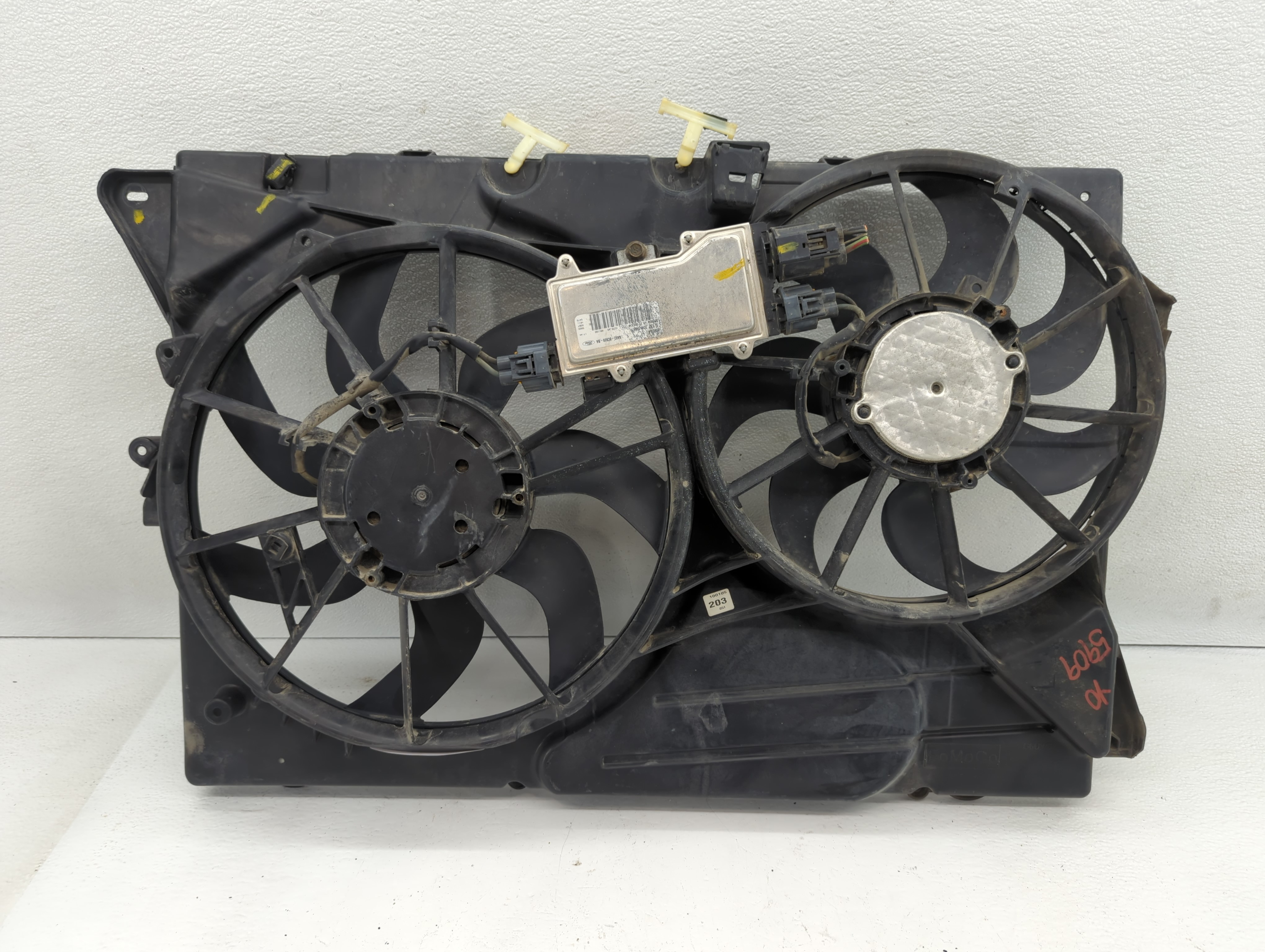 Picture of 2010-2012 Lincoln Mkt Left Radiator Fan Motor Assembly 617534