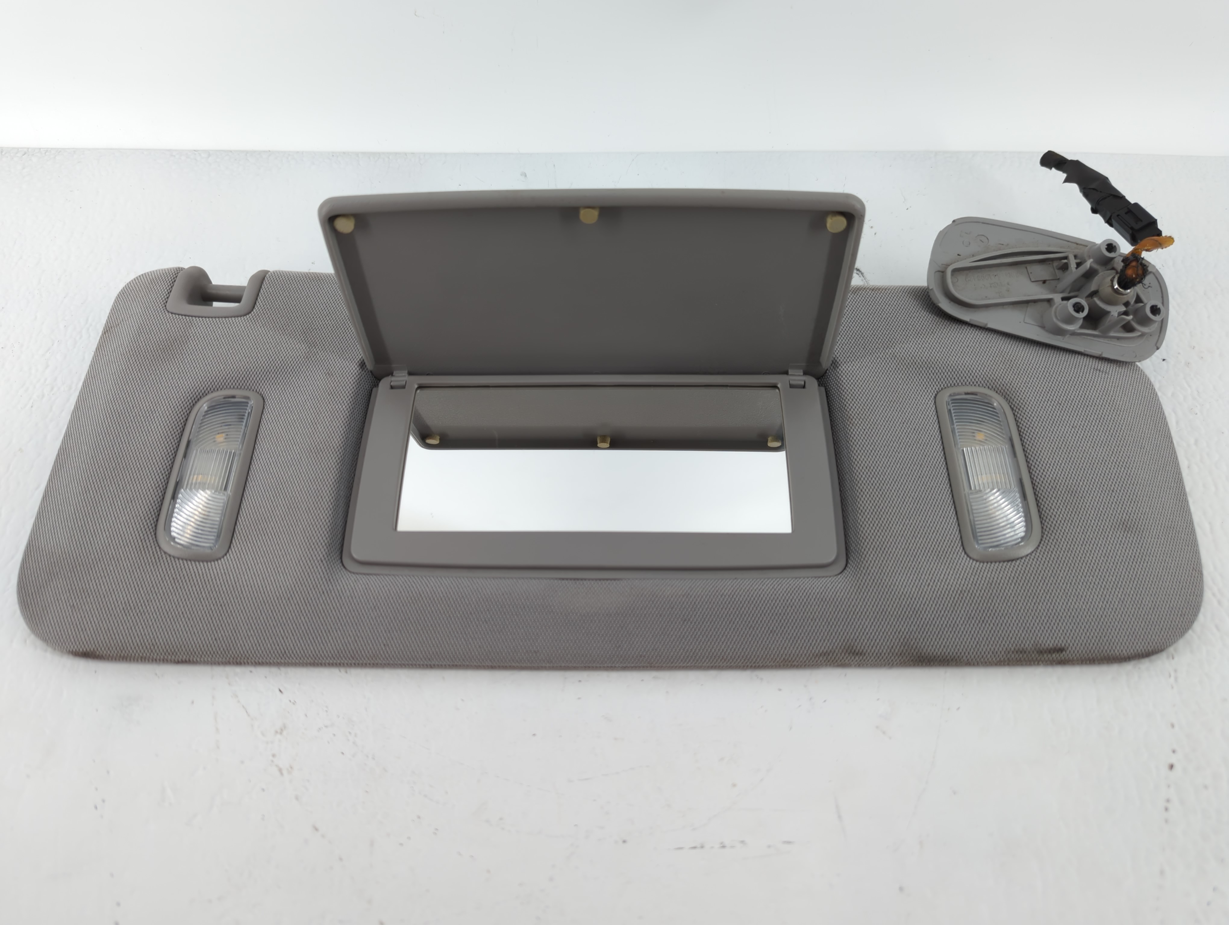 2014-2019 Gmc Sierra 1500 Passenger Sun Visor Mirror Right Sunvisor 618803 - Oemusedautoparts1.com