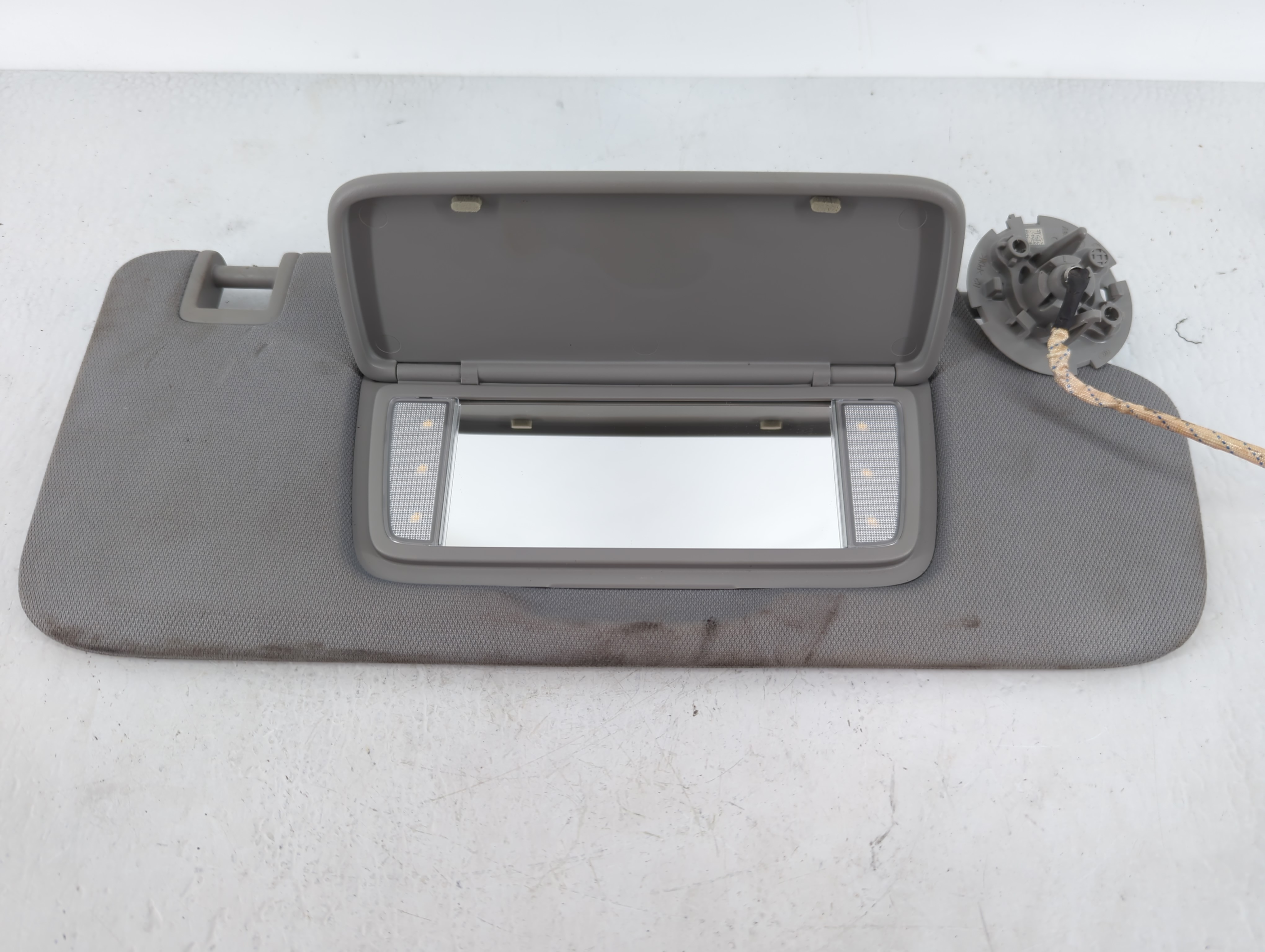 Picture of 2018-2019 Chevrolet Equinox Driver Sun Visor Mirror Left Sunvisor Grey 619621