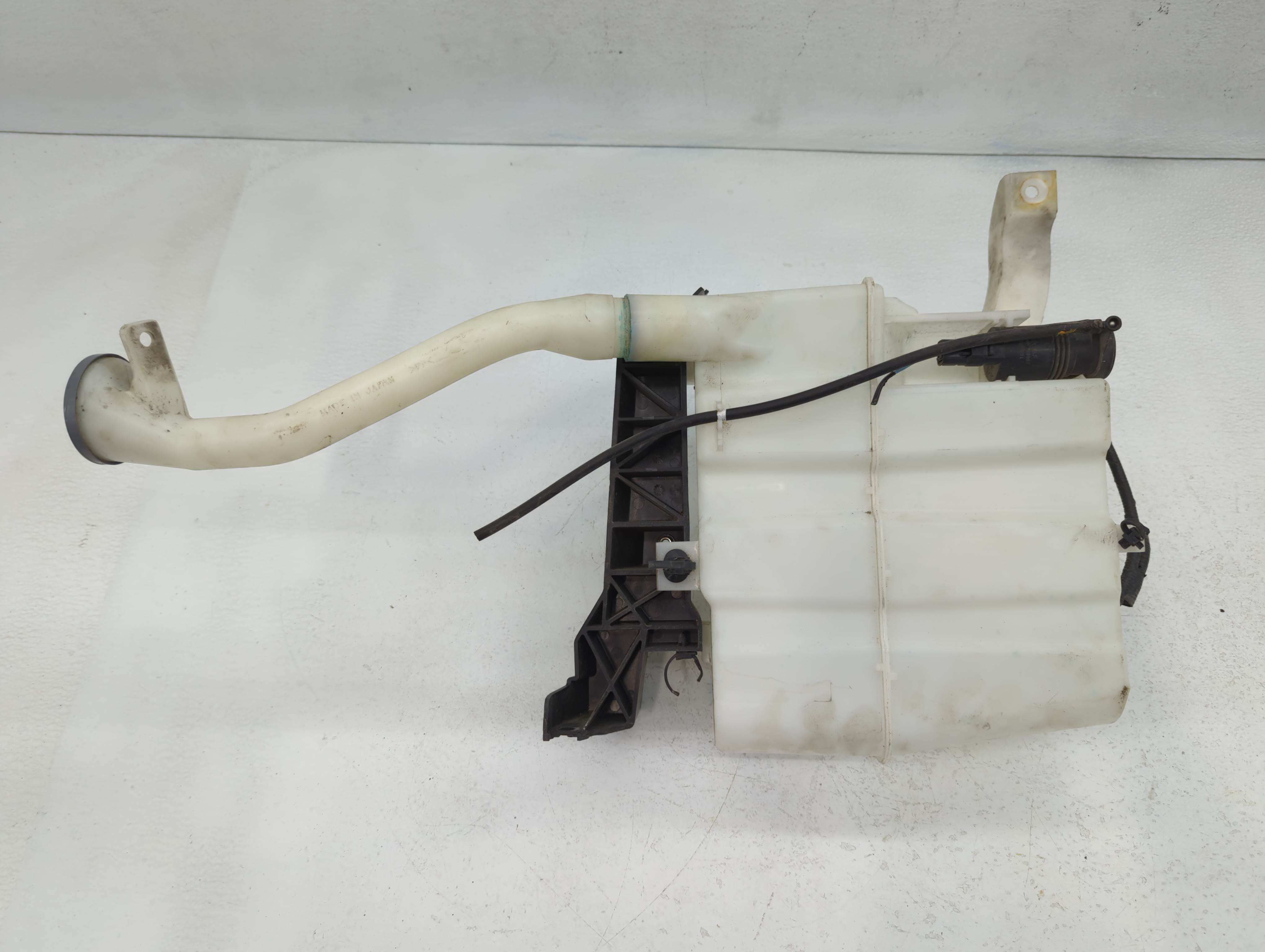 2019 Infiniti Q50 Windshield Washer Fluid Reservoir Bottle Oem 622929 - Oemusedautoparts1.com