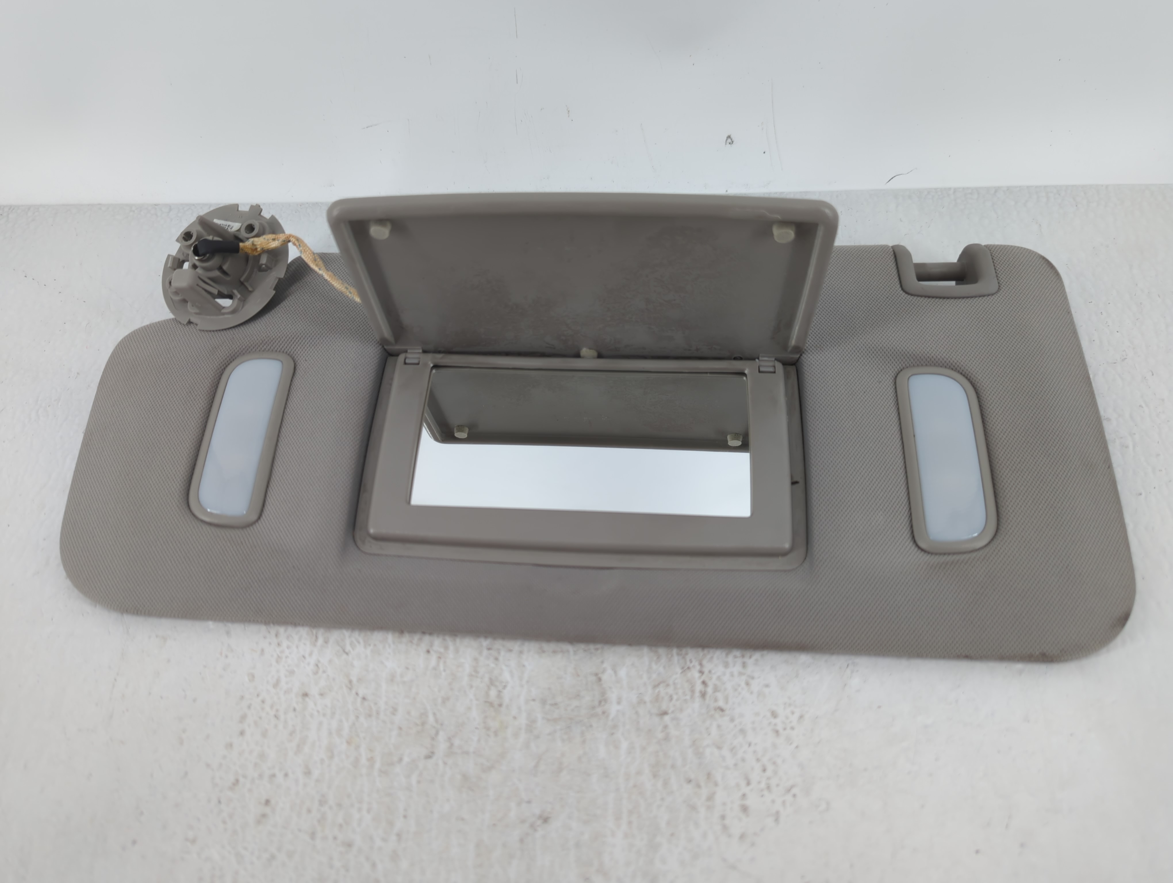 Chevrolet Traverse Driver Sun Visor Mirror Left Sunvisor Light Grey 624093 - Oemusedautoparts1.com