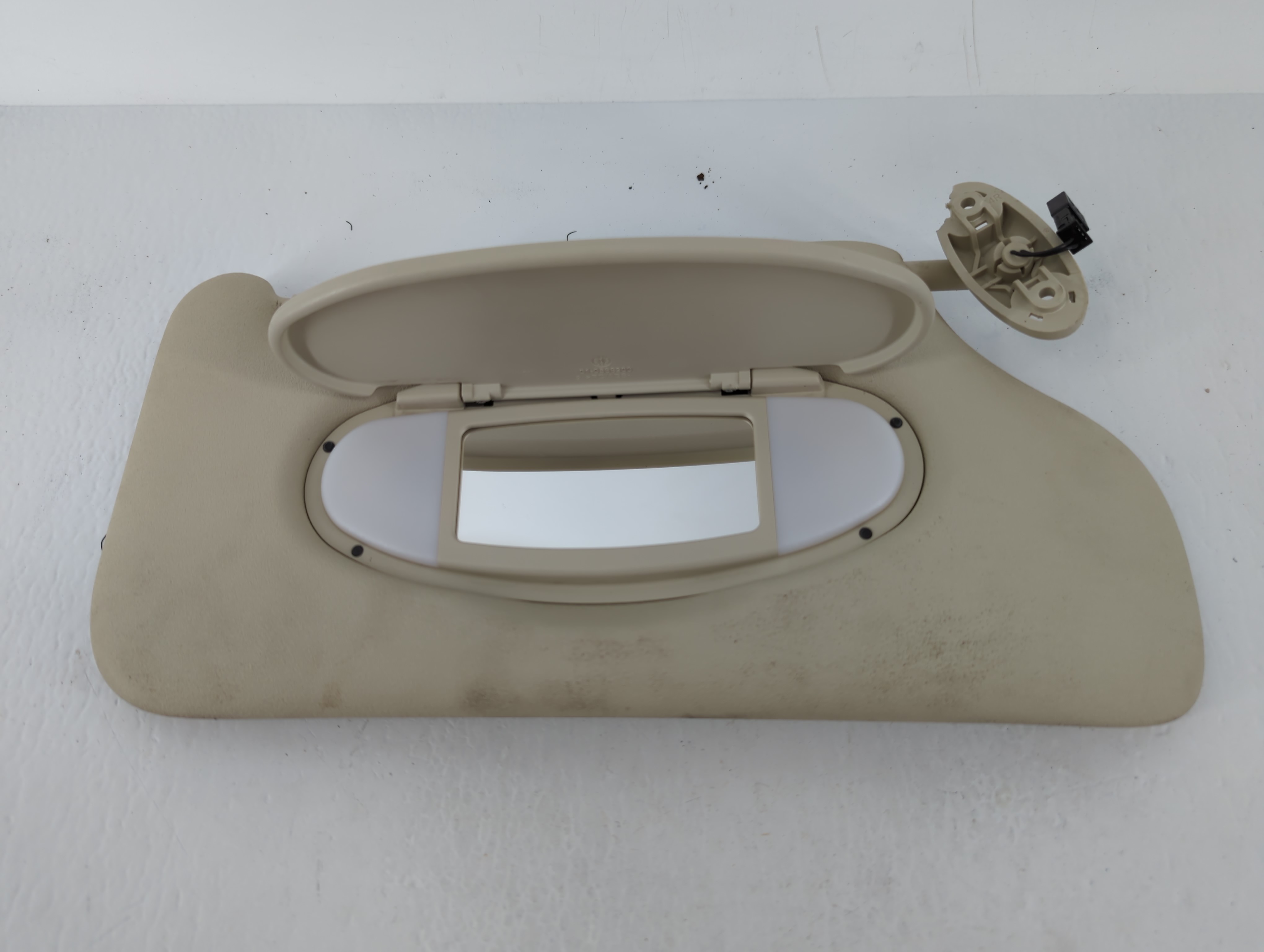 Chrysler Town & Country Passenger Sun Visor Mirror Right Sunvisor Beige 631540 - Oemusedautoparts1.com