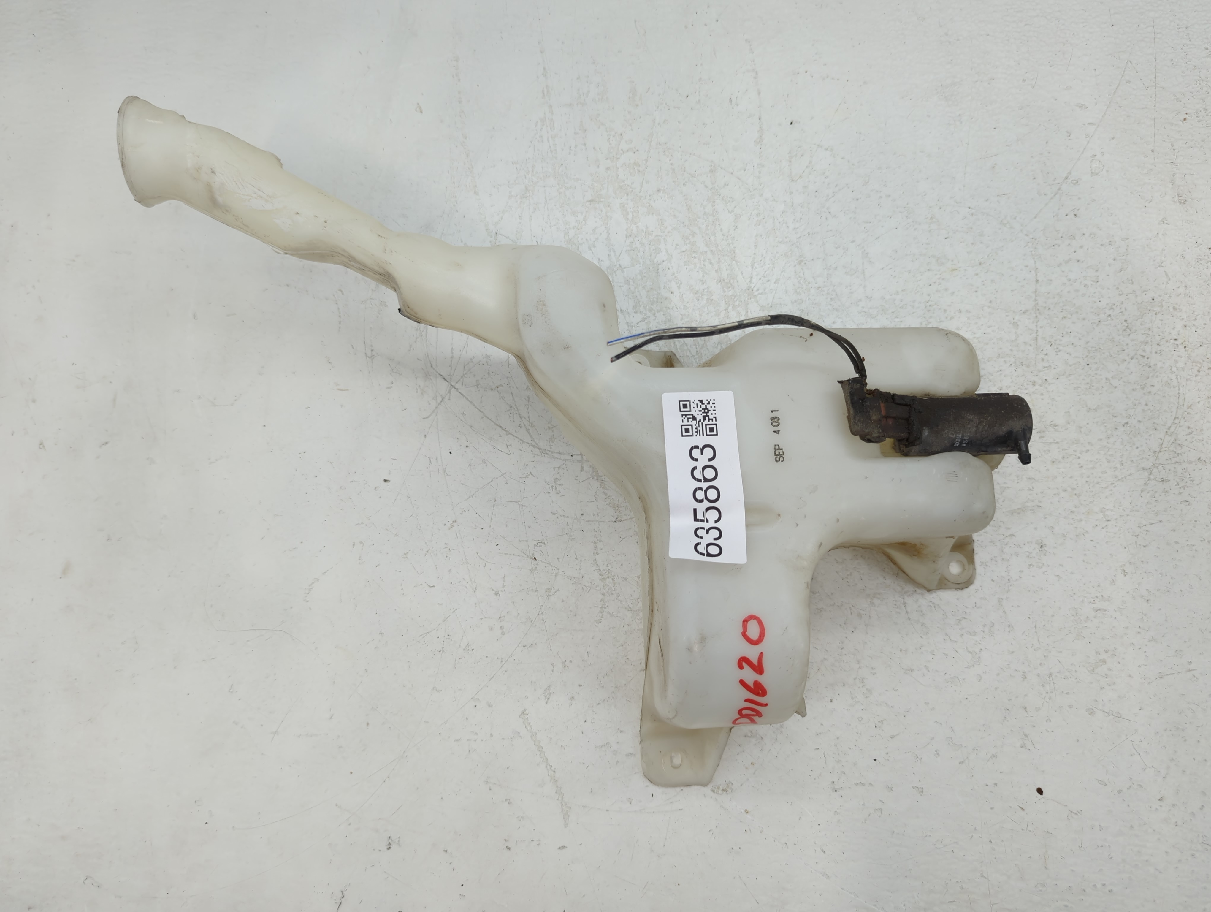 Picture of 2004-2005 Honda Civic Windshield Washer Fluid Reservoir Bottle Oem 635863