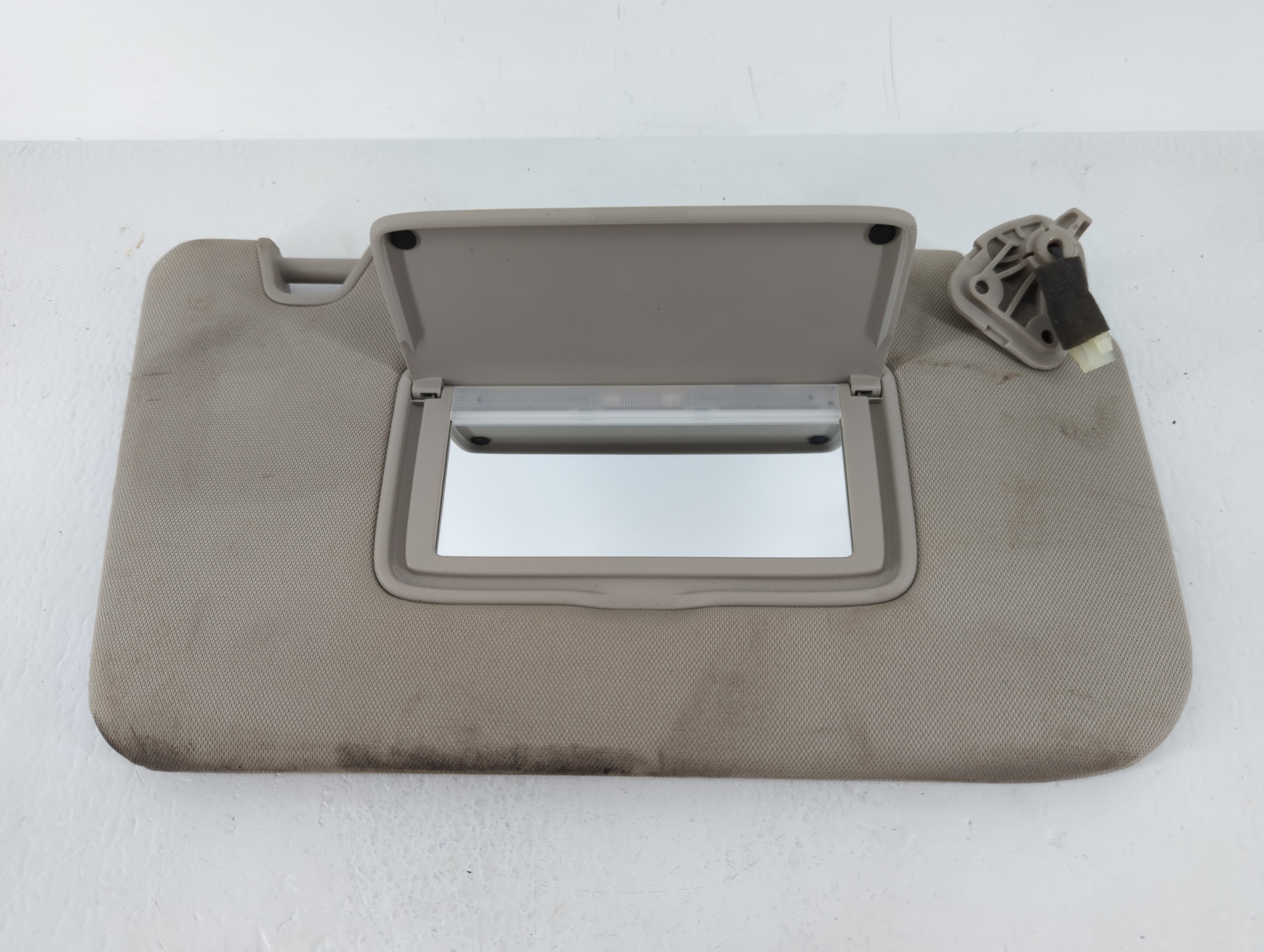 Picture of 2018-2020 Nissan Rogue Passenger Sun Visor Mirror Right Sunvisor 639011